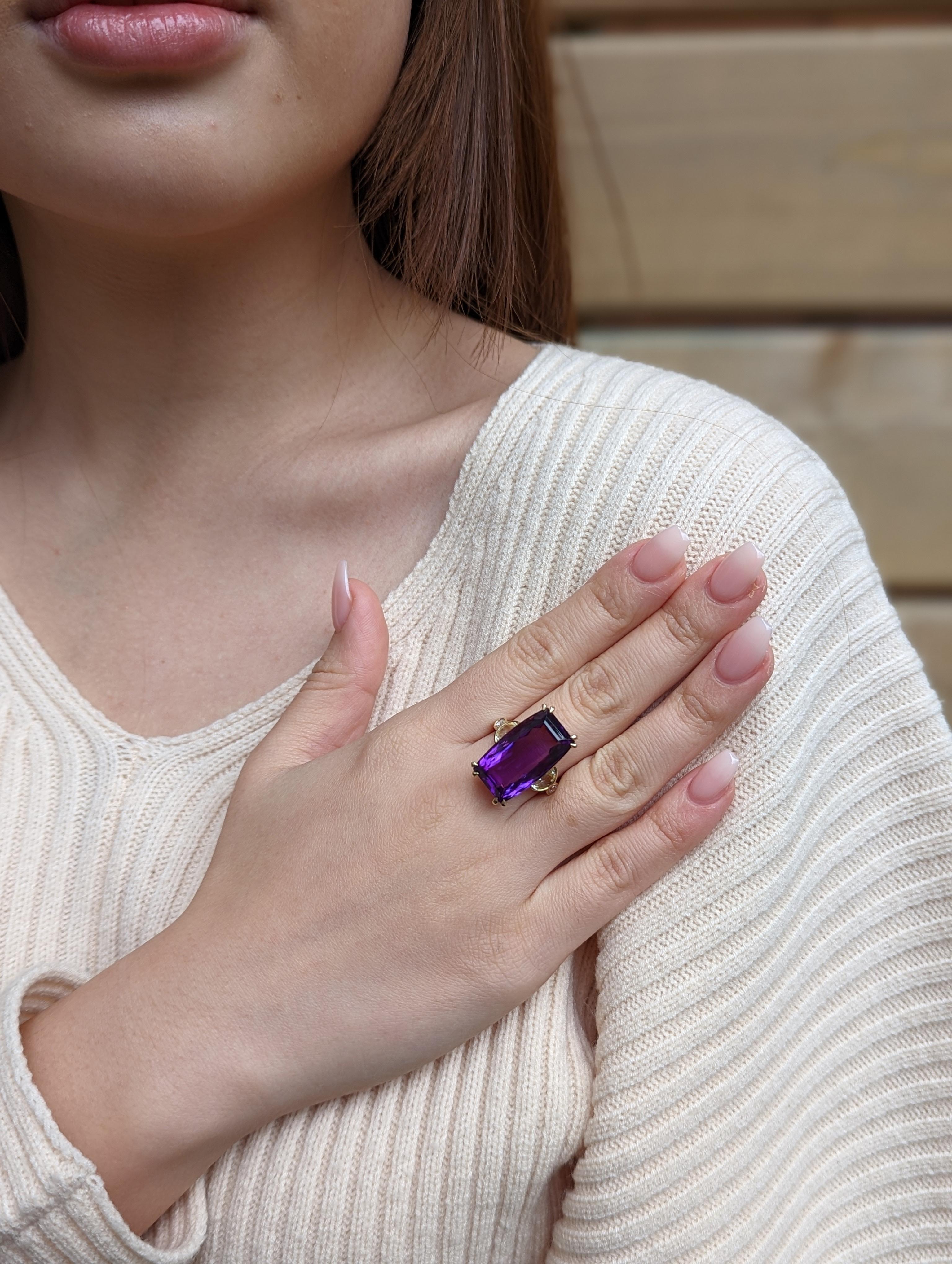 Bague cocktail en or jaune 14 carats sertie d'une améthyste jaune, de saphirs jaunes et de diamants 20,5 carats Unisexe en vente