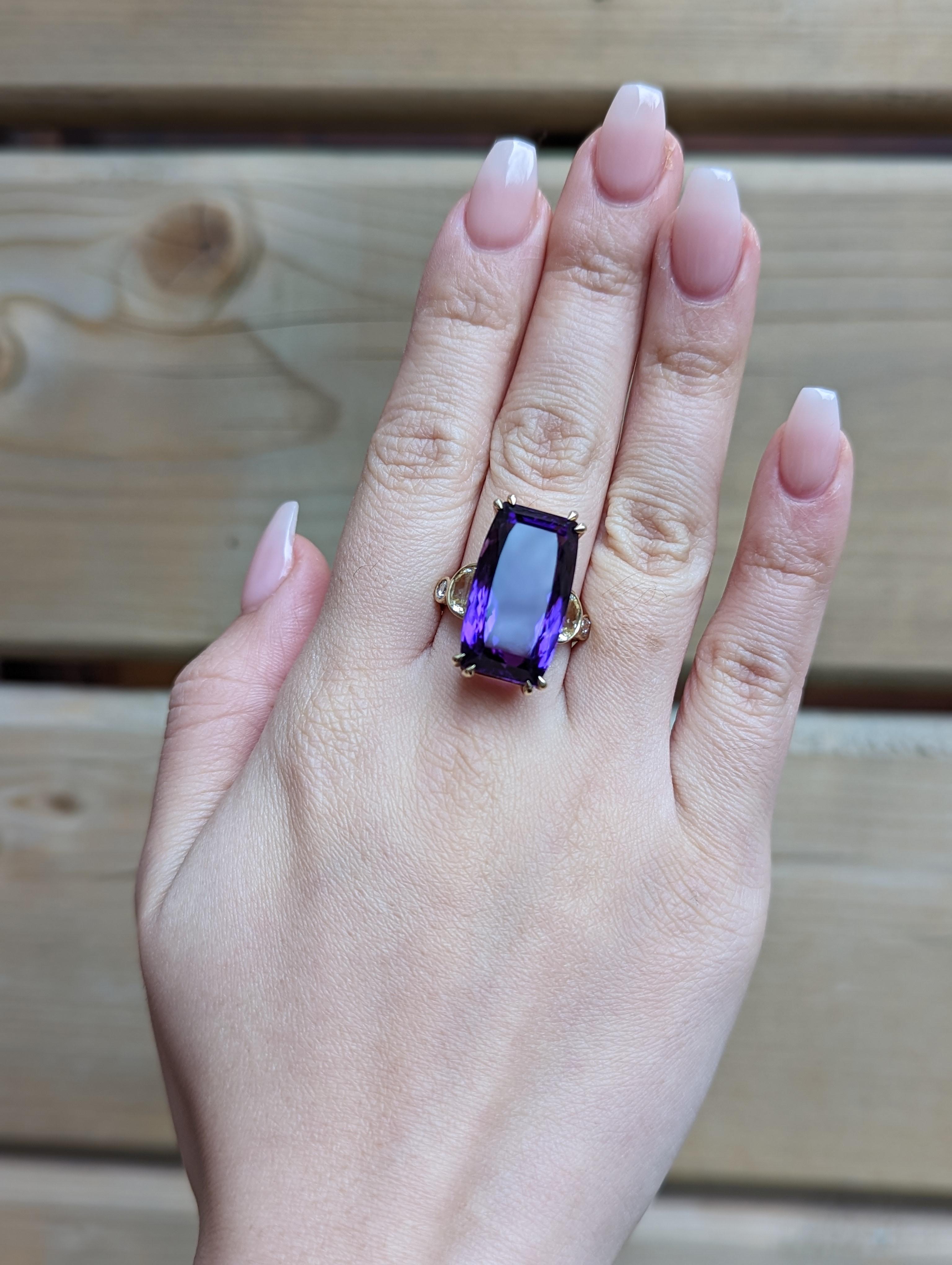 Il s'agit d'une superbe améthyste, sertie dans une bague en or jaune de 14 carats, avec des saphirs jaunes et des pierres latérales en diamant taille rose. Cette bague est fabriquée selon des normes rigoureuses ici au Canada.

Description :

Type de