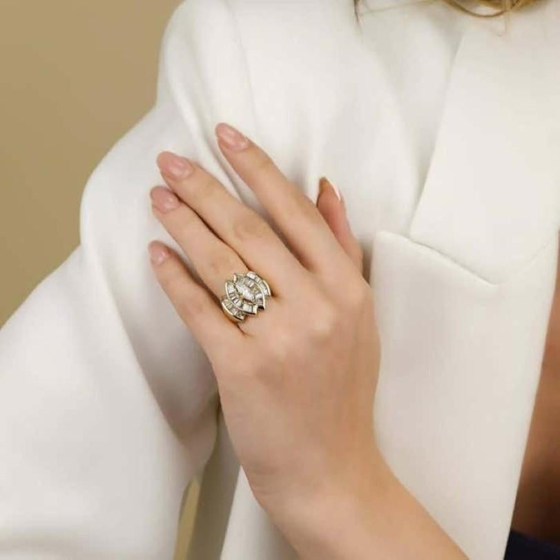 Taglio rotondo Anello di fidanzamento con diamante marquise Art - Deco da 2,05 carati in vendita