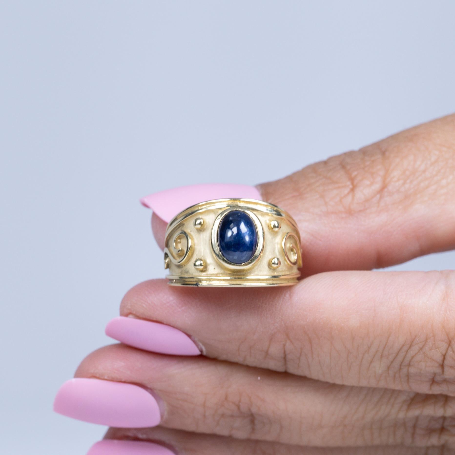 2,05 Karat Blauer Saphir Cabochon Ring mit Satin-Finish 14K Gelbgold im Zustand „Gut“ in Addison, TX