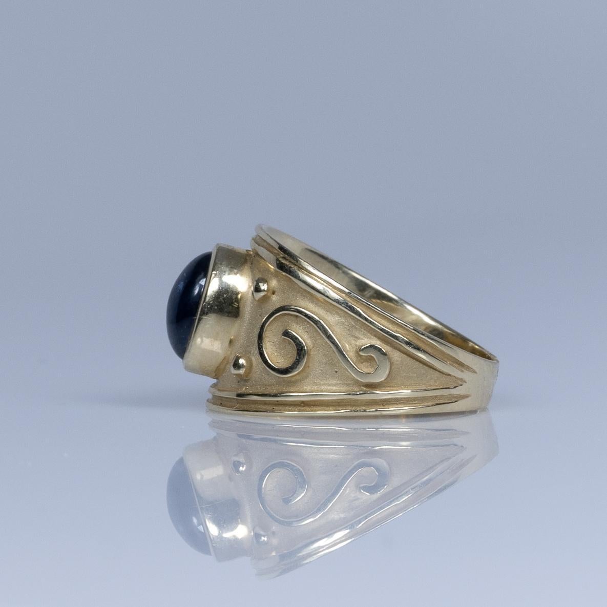 2,05 Karat Blauer Saphir Cabochon Ring mit Satin-Finish 14K Gelbgold 1