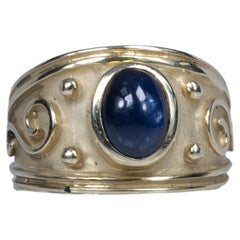 Anello con zaffiro blu cabochon da 2,05 carati con finitura satinata in oro giallo 14 carati