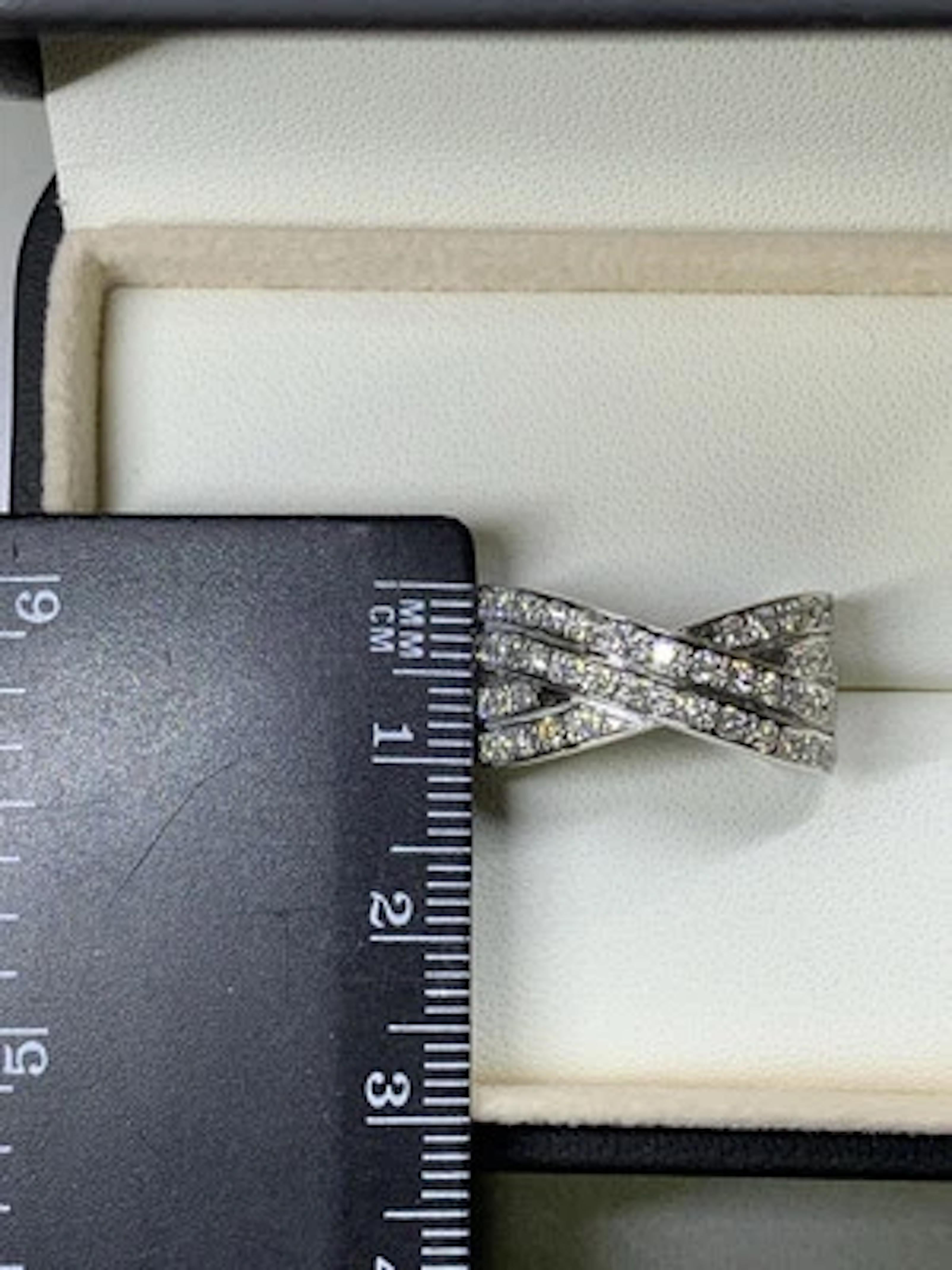 Se trata de un gran anillo de compromiso de platino de 14,2 g con un diamante F-G VS1 de 2,05 ct como piedra principal. No se especifica la talla del anillo, y la pureza del metal es 950. Esta lujosa joya es perfecta para alguien que busca un anillo