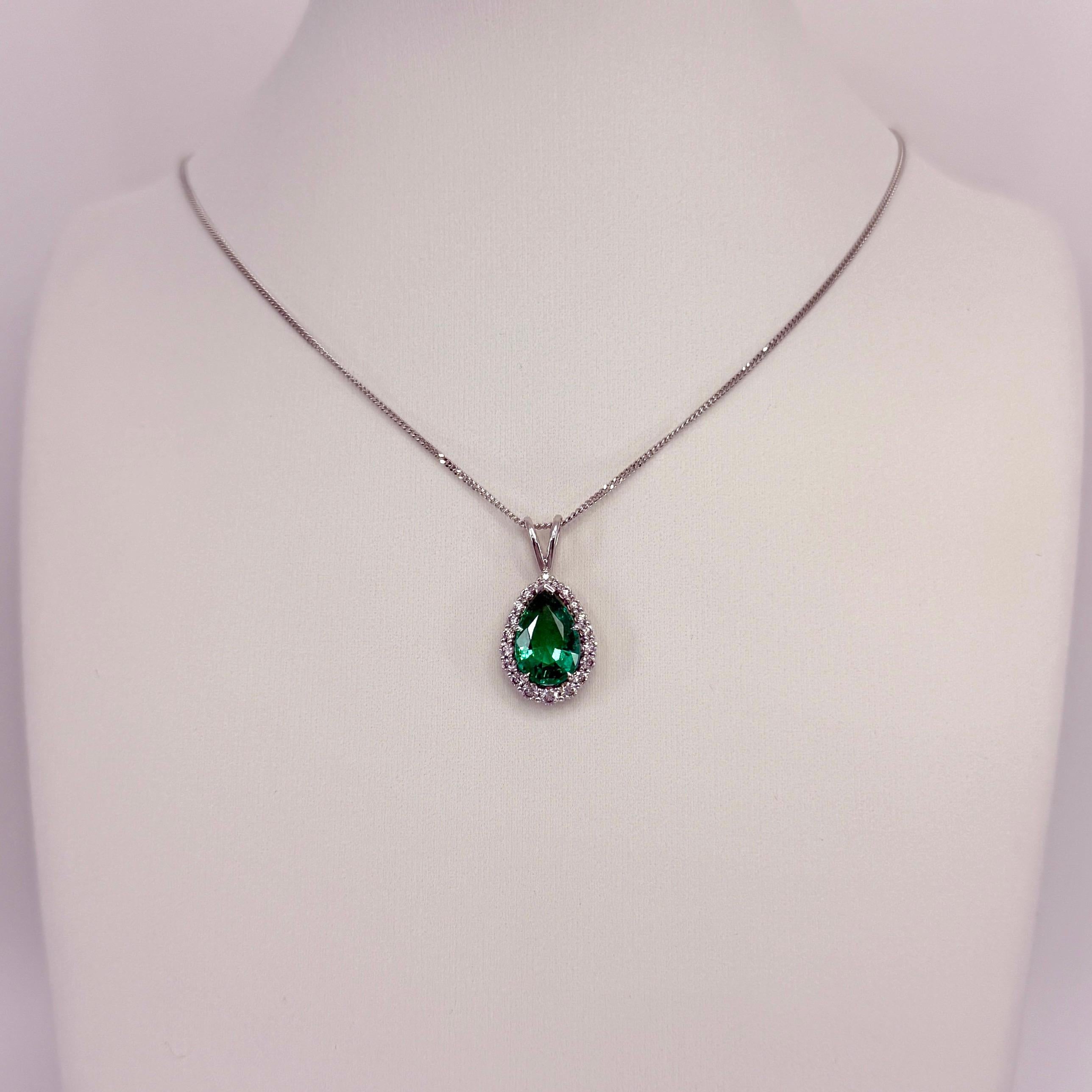 Collier pendentif en or blanc 18k avec émeraude taille poire certifiée GIA de 2,05ct et diamant Neuf - En vente à Birmingham, GB