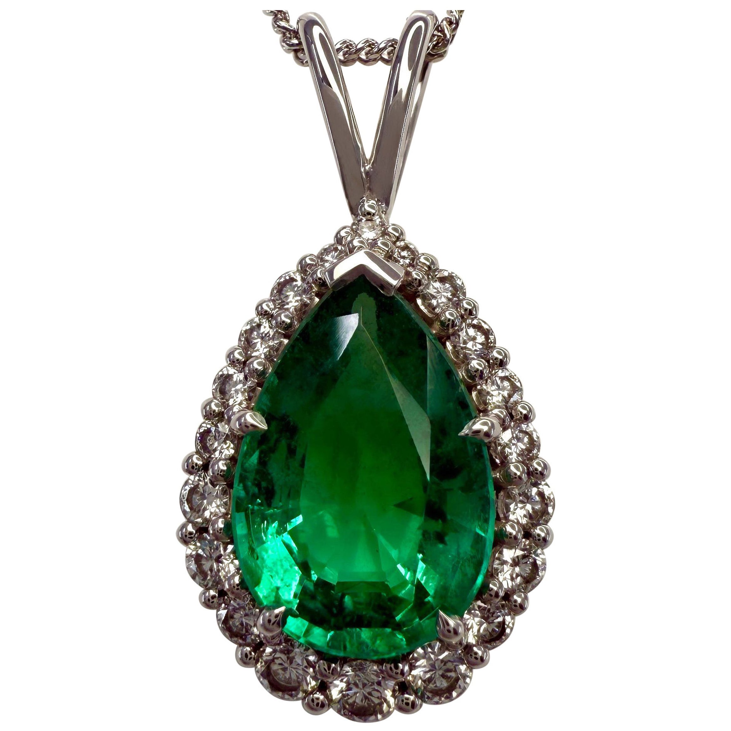 Collana con ciondolo in oro bianco 18 carati con smeraldo e diamante taglio pera certificato GIA da 2,05 ct.