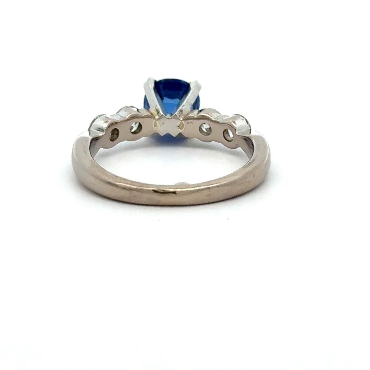 Anillo de diamantes y zafiro azul de Sri Lanka natural sin tratar de 2,05 qt Informe GIA en venta 4