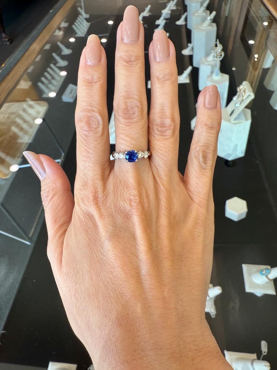 Impresionante zafiro azul de Sri Lanka natural sin tratar de 1,40 ct con certificación GIA. 
6.17 x 5.69 mm
Cuatro diamantes brillantes redondos y brillantes 
.65cts
F-G Color  Claridad VS-SI
Los diamantes miden aproximadamente 3,4 mm cada uno
El