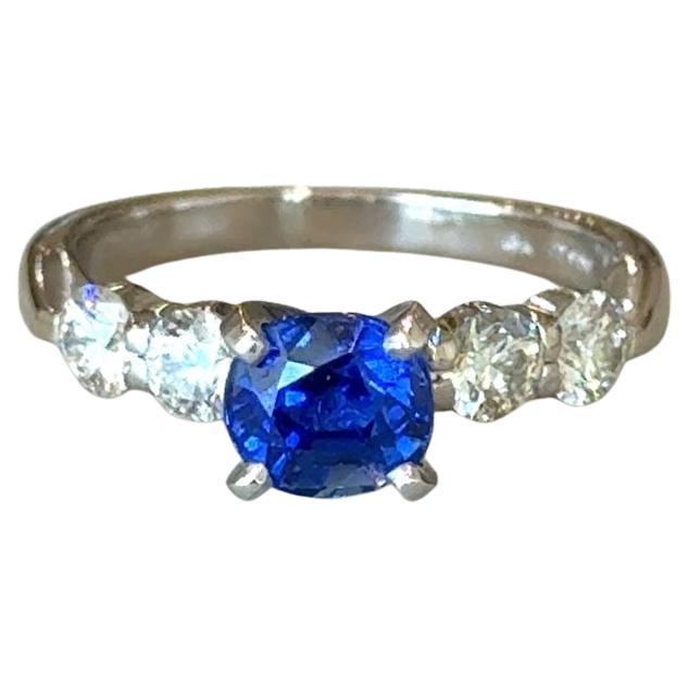 Anillo de diamantes y zafiro azul de Sri Lanka natural sin tratar de 2,05 qt Informe GIA Contemporáneo en venta