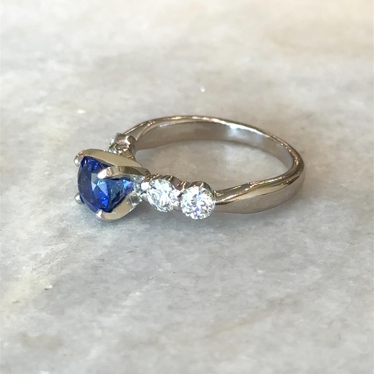 Anillo de diamantes y zafiro azul de Sri Lanka natural sin tratar de 2,05 qt Informe GIA en Bueno estado para la venta en Los Angeles, CA