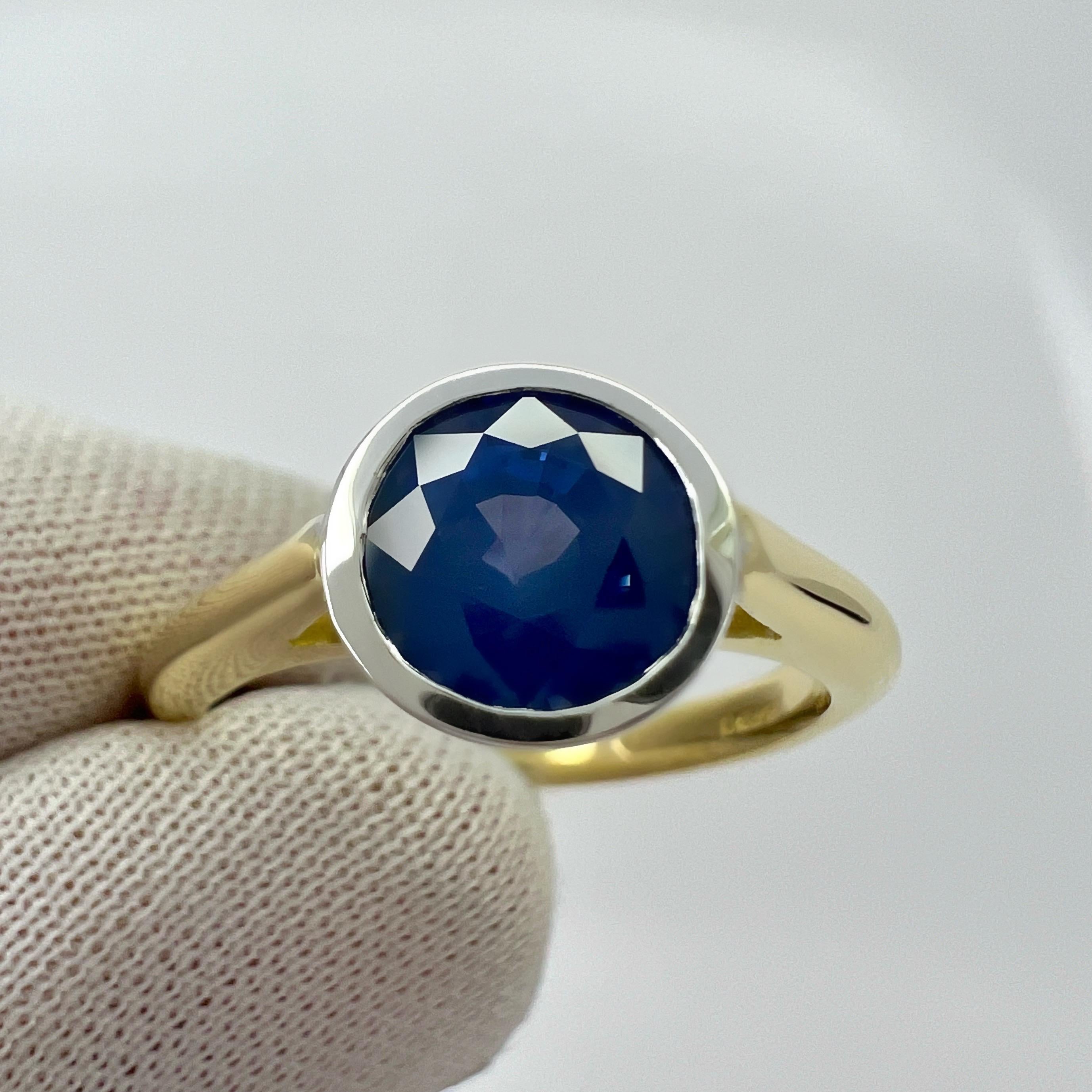 2,05 Karat lila Blauer Ceylon Saphir Runder 18k Gold Lünette Rubover Solitär Ring (Rundschliff) im Angebot