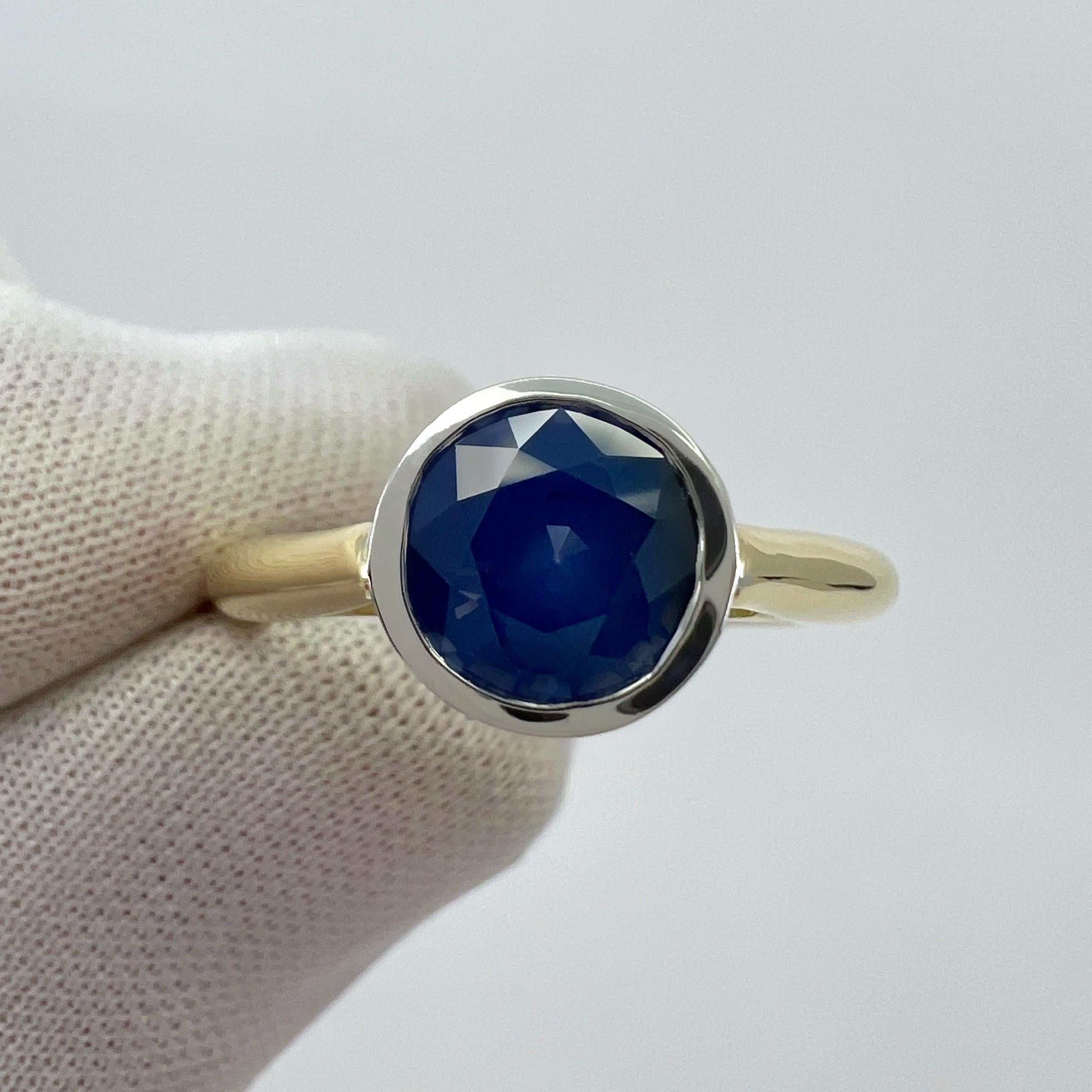 2,05 Karat lila Blauer Ceylon Saphir Runder 18k Gold Lünette Rubover Solitär Ring im Angebot 1