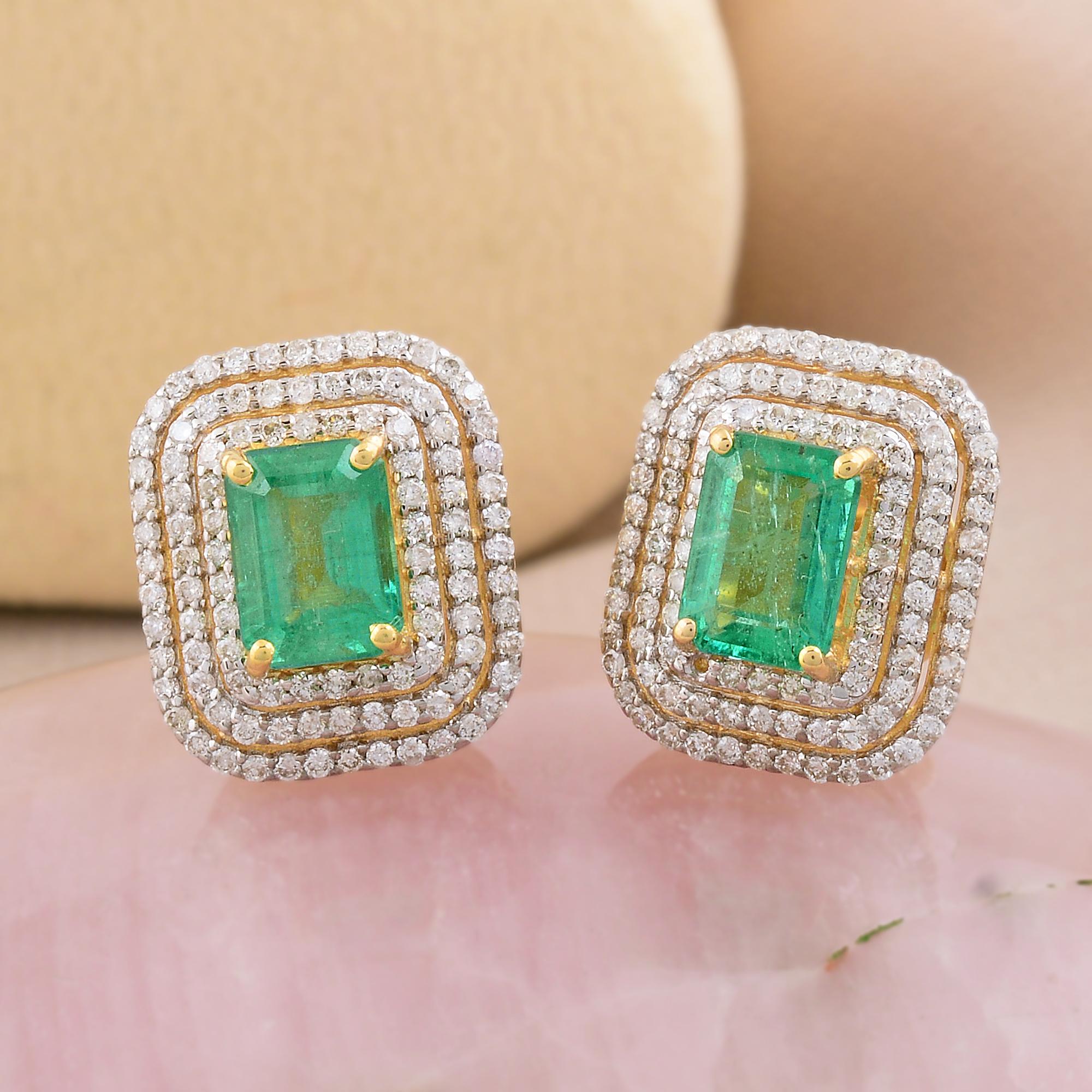 Contemporain 2.05ct Emeraude Zambienne Diamant Double Halo 0.80ct Boucles d'oreilles or jaune 18k en vente