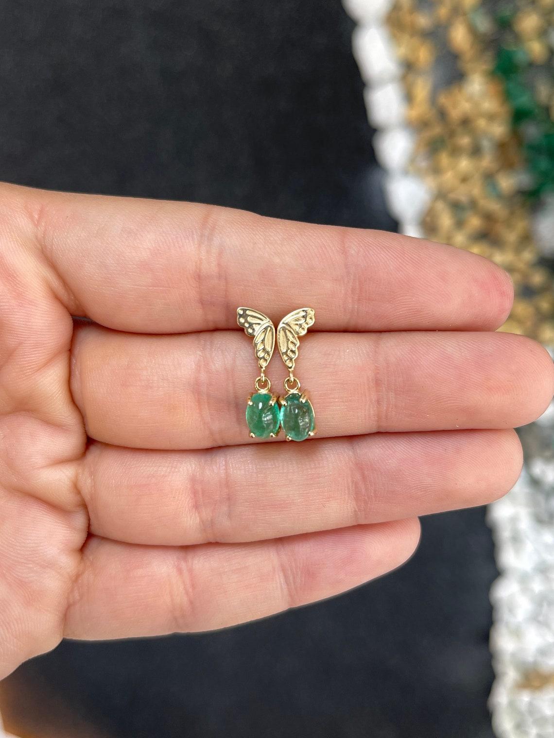 Moderno 2,05tcw 14K Orecchini a pendente con smeraldo ovale cabochon Farfalla Prong Set Greene & Greene in vendita