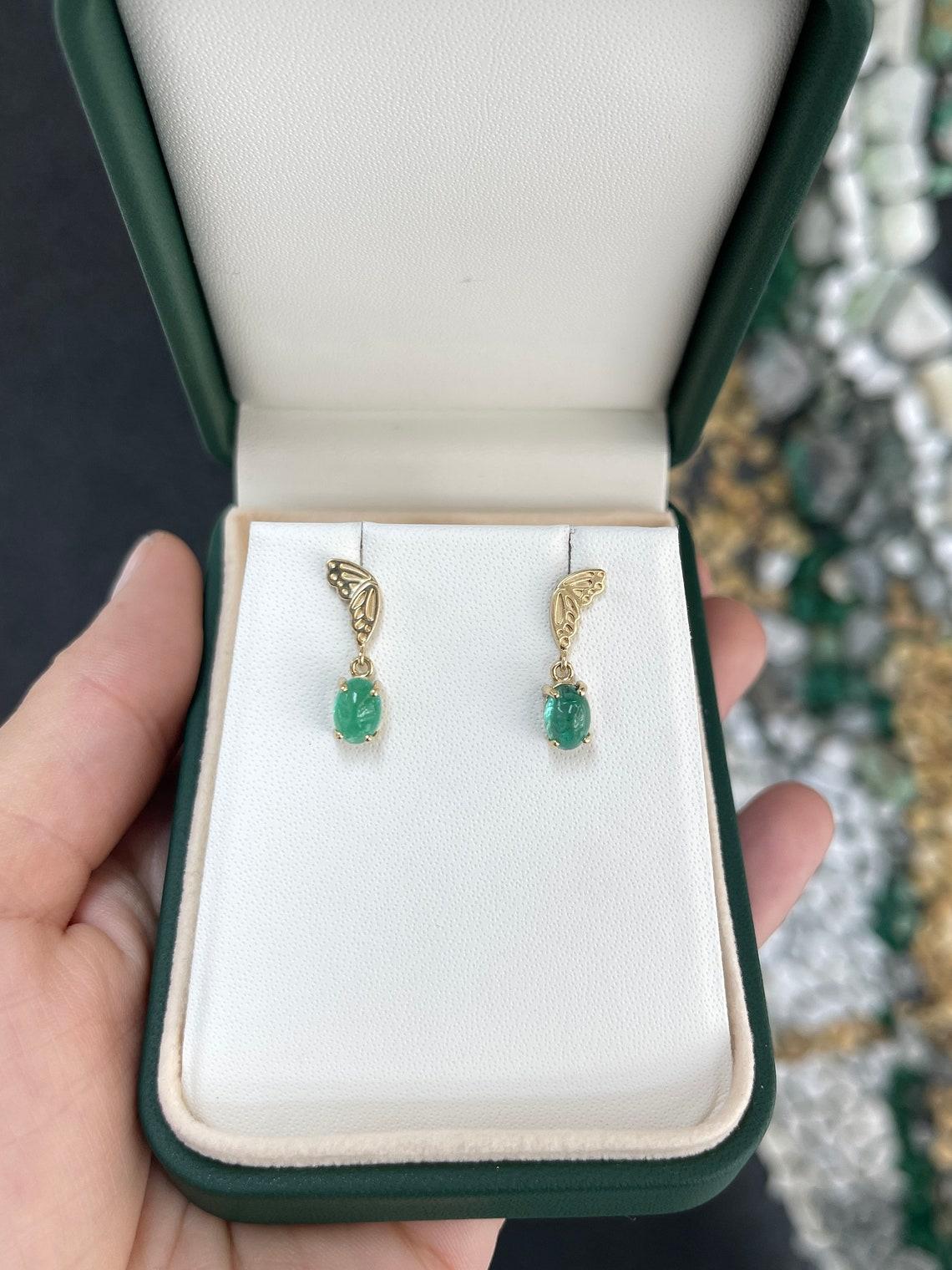 Taglio ovale 2,05tcw 14K Orecchini a pendente con smeraldo ovale cabochon Farfalla Prong Set Greene & Greene in vendita