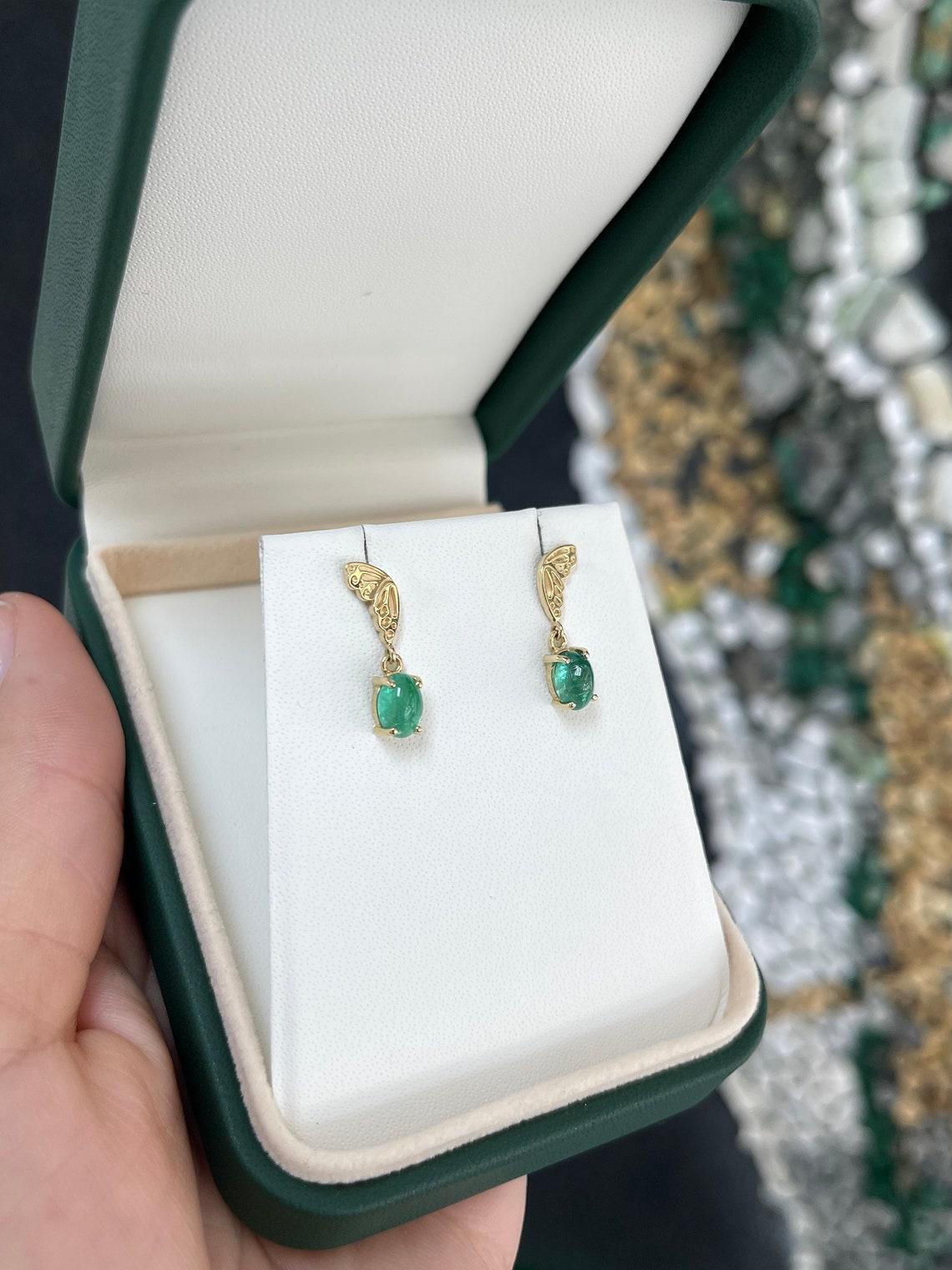 2,05tcw 14K Orecchini a pendente con smeraldo ovale cabochon Farfalla Prong Set Greene & Greene In condizioni Nuovo in vendita a Jupiter, FL