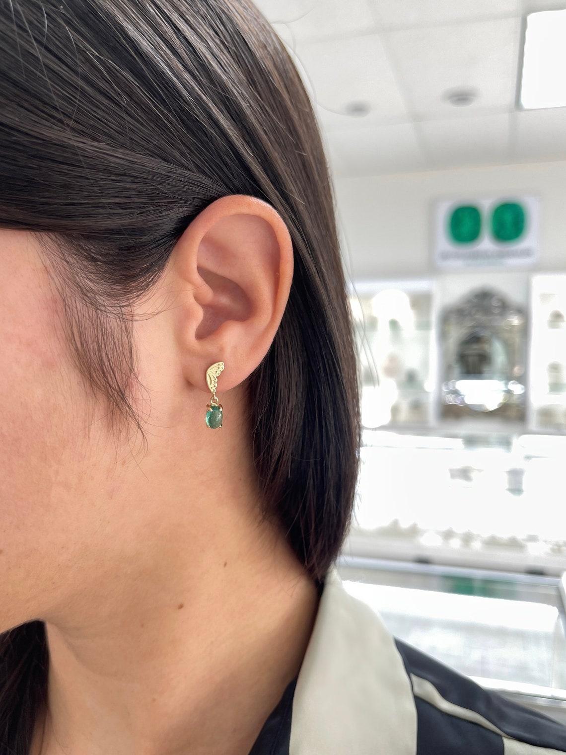 Donna 2,05tcw 14K Orecchini a pendente con smeraldo ovale cabochon Farfalla Prong Set Greene & Greene in vendita