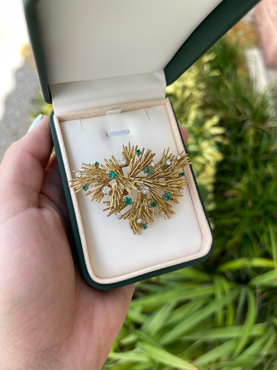2,05tcw 18K Gold kolumbianischer Smaragd und Diamant Branch Brosche Eleganter Smaragd (Moderne) im Angebot