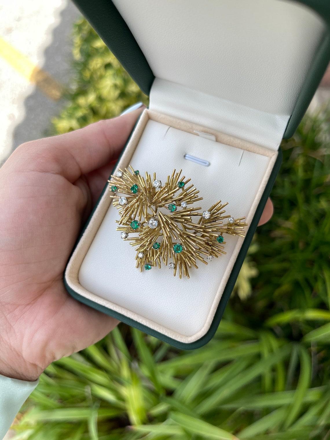 2,05tcw 18K Gold kolumbianischer Smaragd und Diamant Branch Brosche Eleganter Smaragd (Smaragdschliff) im Angebot