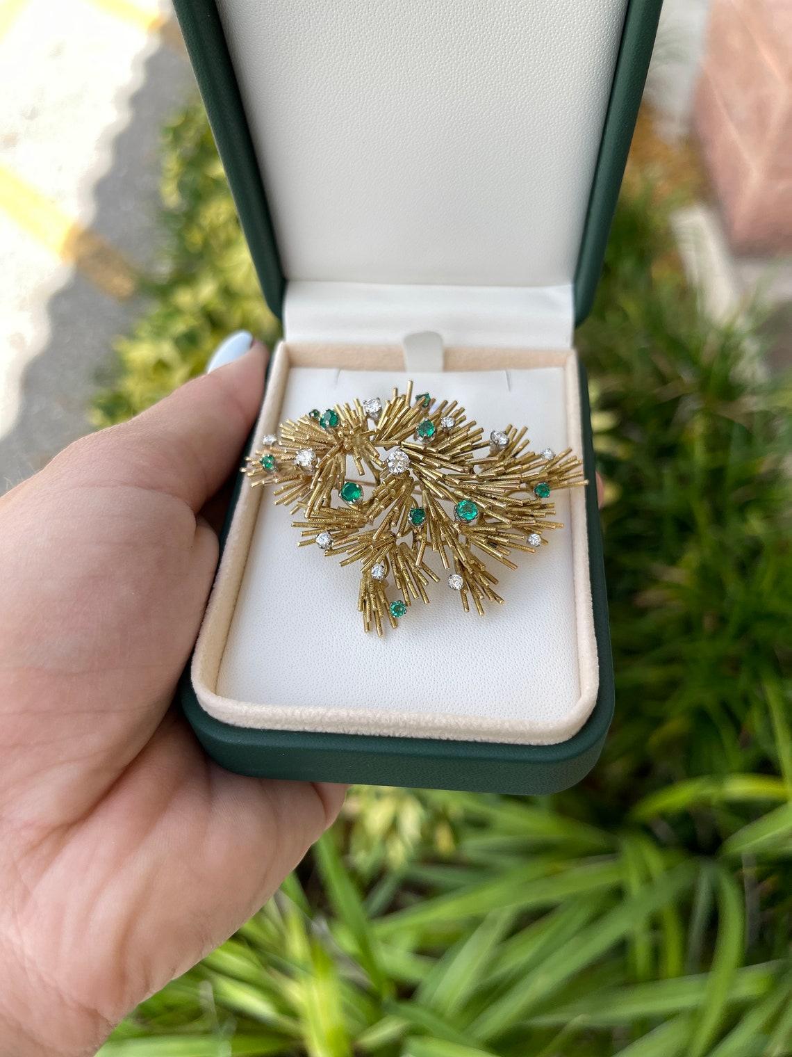 2,05tcw 18K Gold kolumbianischer Smaragd und Diamant Branch Brosche Eleganter Smaragd im Zustand „Neu“ im Angebot in Jupiter, FL