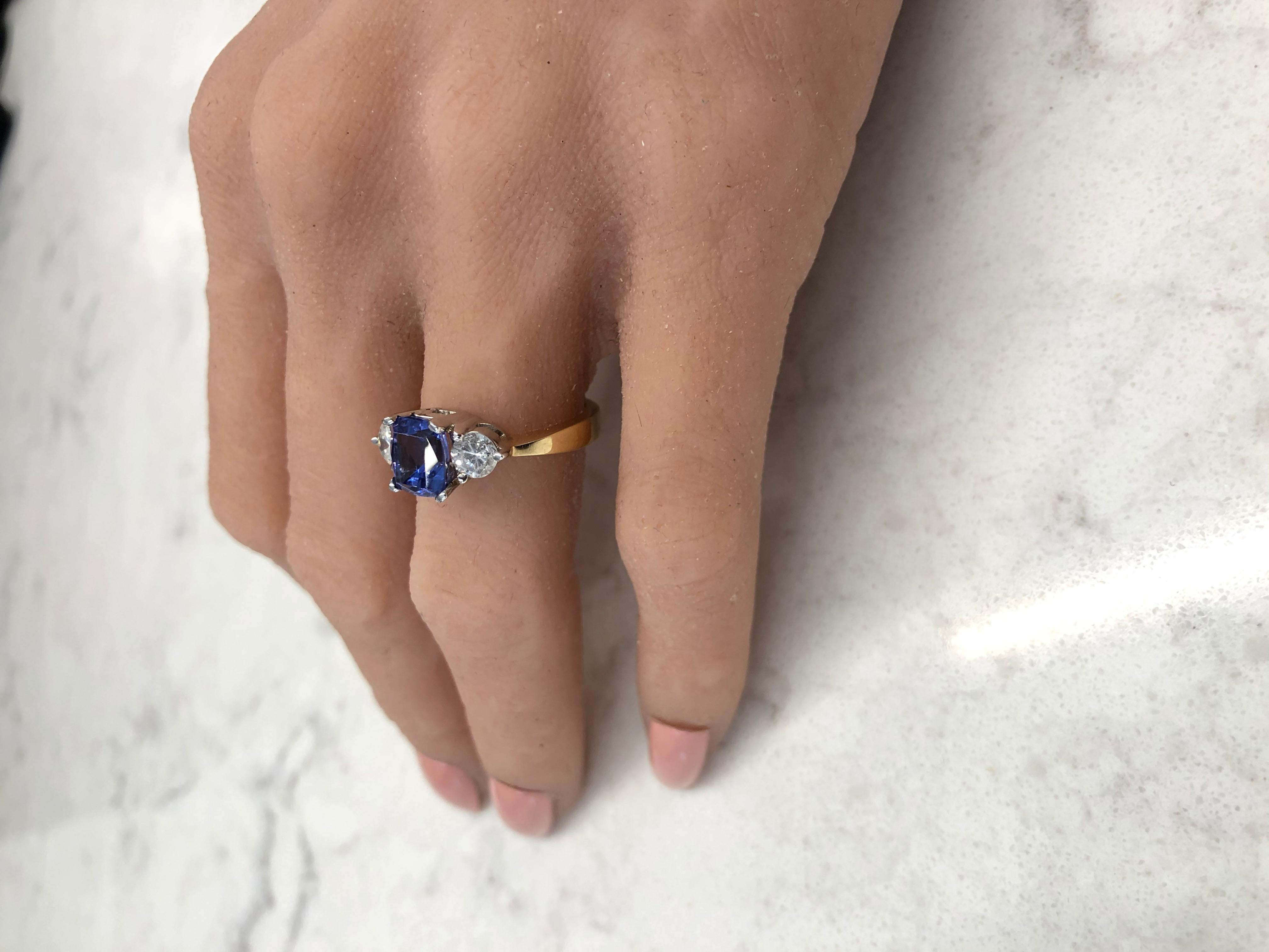 2.06 Carat Cushion Tanzanite and Diamond Yellow Gold Cocktail Ring In New Condition In Chicago, IL