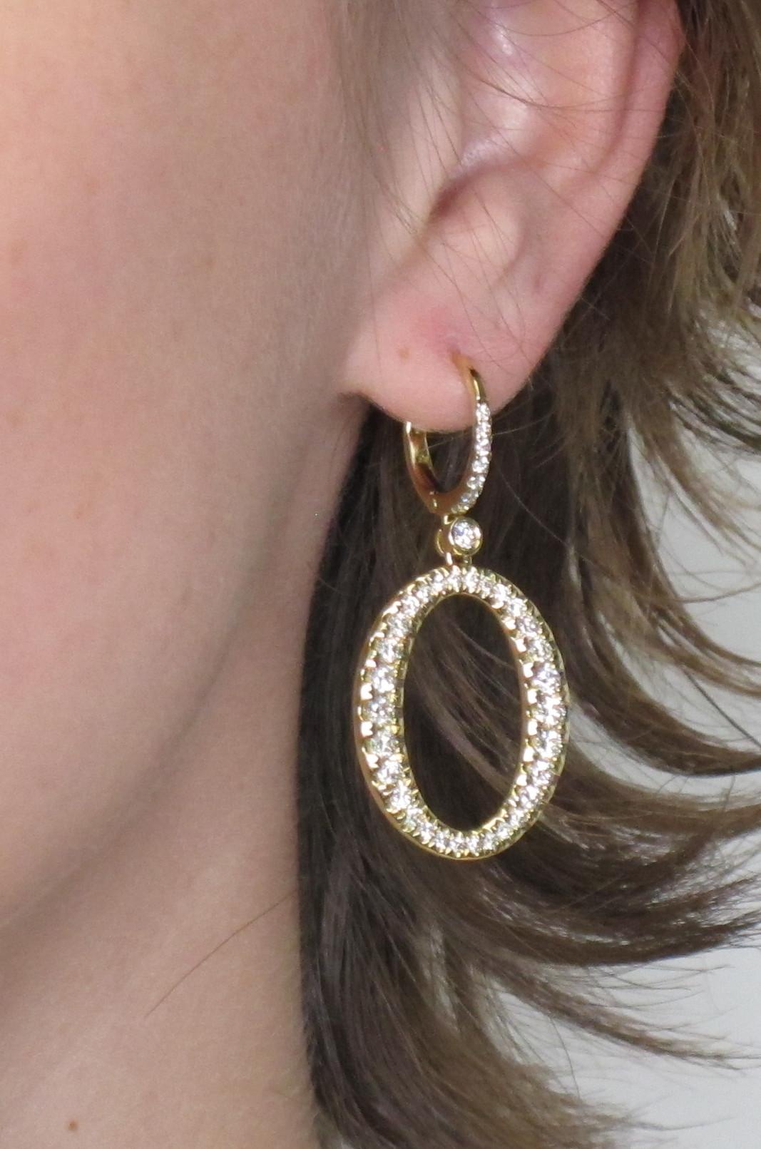 Pendants d'oreilles en or jaune avec diamants en forme de « O », 2,06 carats au total en vente 2