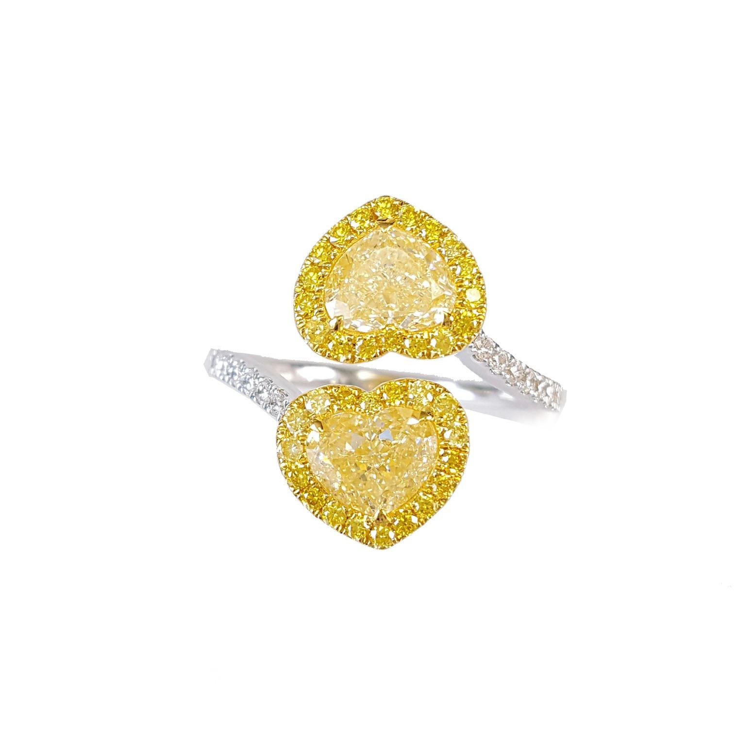 Célébrez l'amour et l'éclat avec cette remarquable bague à double diamant jaune en forme de cœur, un chef-d'œuvre de couleur et d'artisanat.
Mettant en vedette deux diamants jaunes fantaisie en forme de cœur assortis totalisant 2,06 carats, chacun