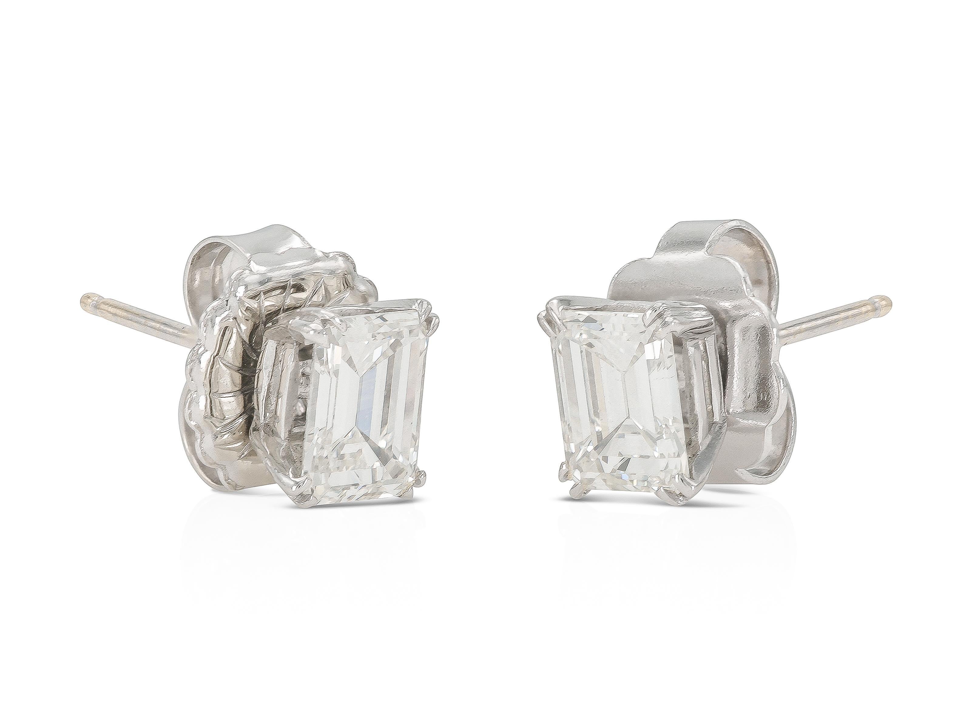 Finement réalisé en platine avec deux diamants de taille émeraude certifiés par le GIA.
1,02 carat, couleur I, pureté VS2 GIA #5172303924
1,04 carat, couleur H, pureté VS2 GIA #5171303922