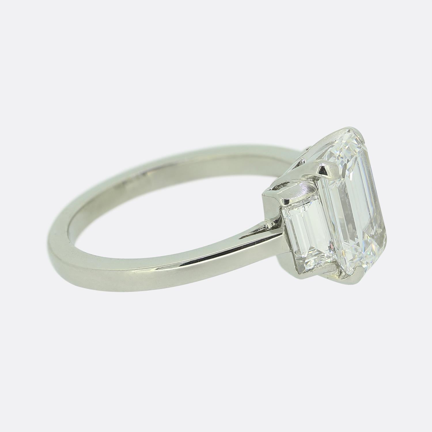 2,06 Karat Diamantring mit drei Steinen im Smaragdschliff im Zustand „Gut“ in London, GB