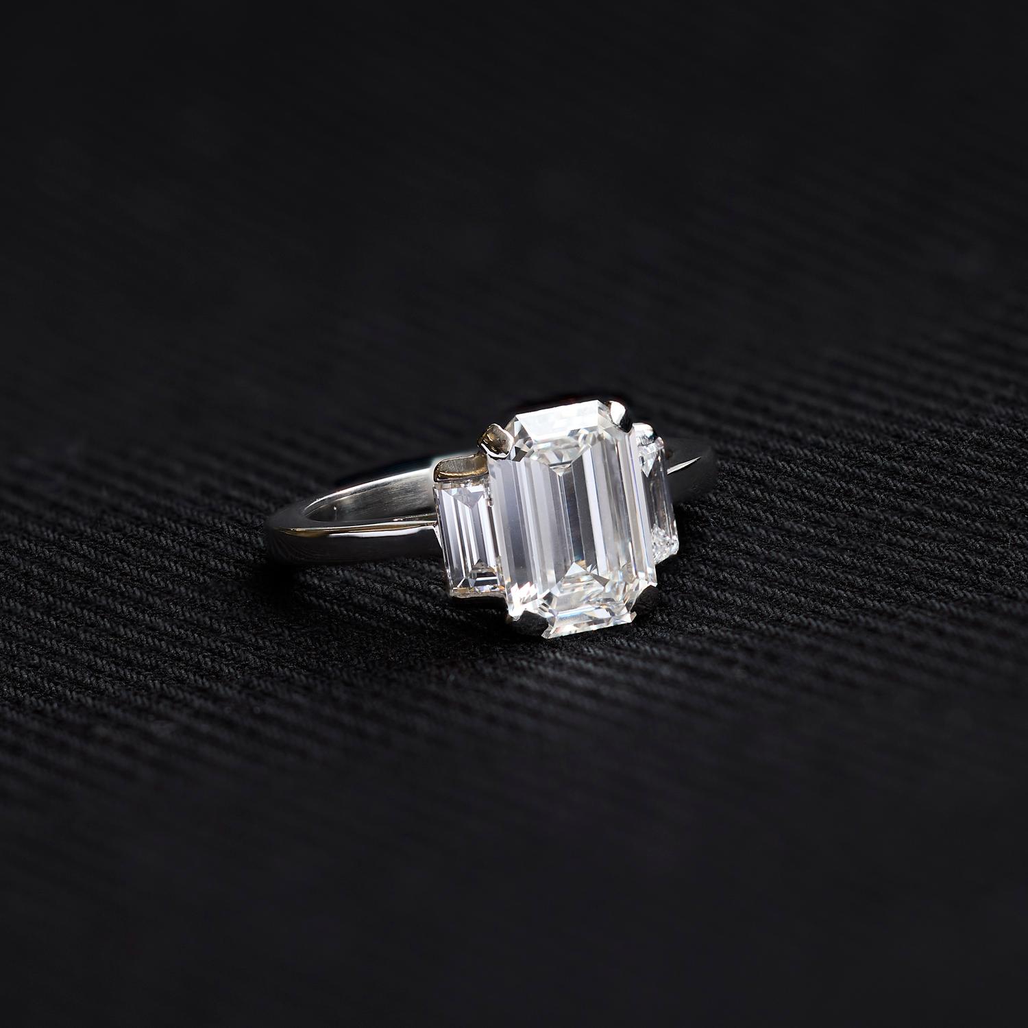 2,06 Karat Diamantring mit drei Steinen im Smaragdschliff 1