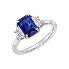 2.06 Carat GIA Certified Ceylon Sapphire Radiant Cut Three Stone Platinum Ring (bague en platine à trois pierres)