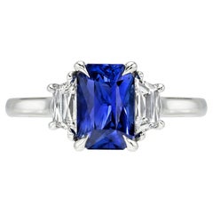 2.06 Carat GIA Certified Ceylon Sapphire Radiant Cut Three Stone Platinum Ring (bague en platine à trois pierres)