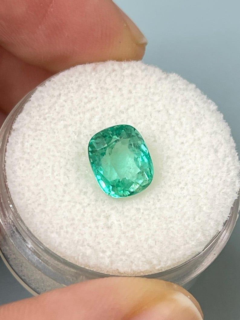 Moderno Smeraldo colombiano verde bluastro da 2,06 carati - Pietra di nascita di maggio con taglio a cuscino 8x7 in vendita