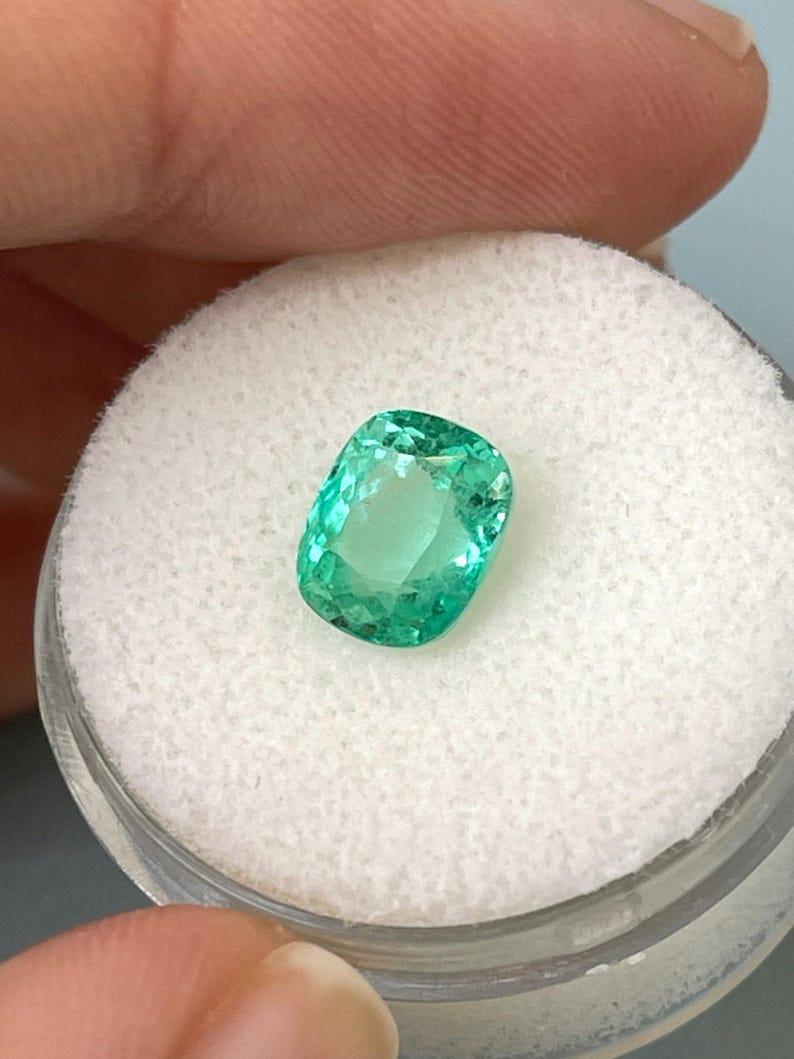 Smeraldo colombiano verde bluastro da 2,06 carati - Pietra di nascita di maggio con taglio a cuscino 8x7 In condizioni Nuovo in vendita a Jupiter, FL
