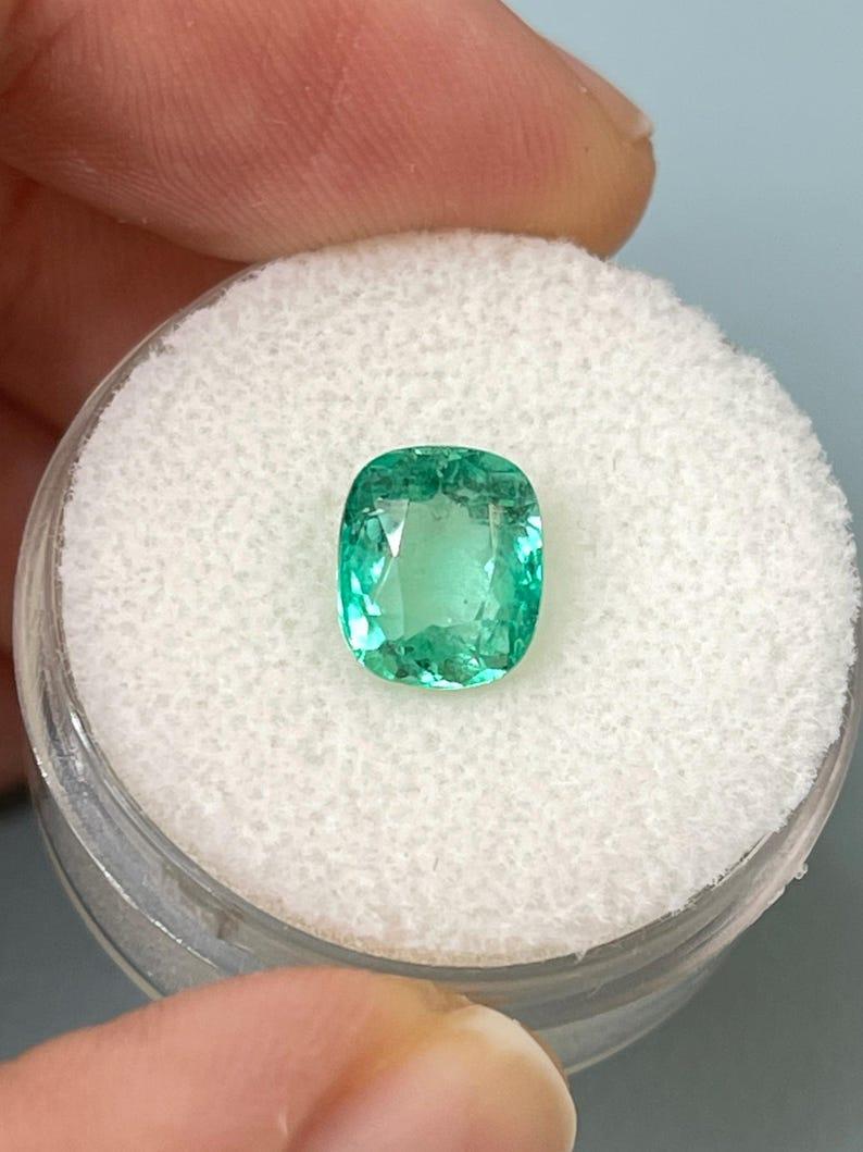A. Stone: Smeraldo
Peso: 2,06 carati
Forma: Taglio a cuscino
Chiarezza: Trasparente
Lucentezza: Molto buono
Colore: Verde bluastro medio chiaro
Misure: 8,32 mm x 7,04 mm x 5,39 mm
Origine geografica: Colombia
Trattamento: Naturale,
