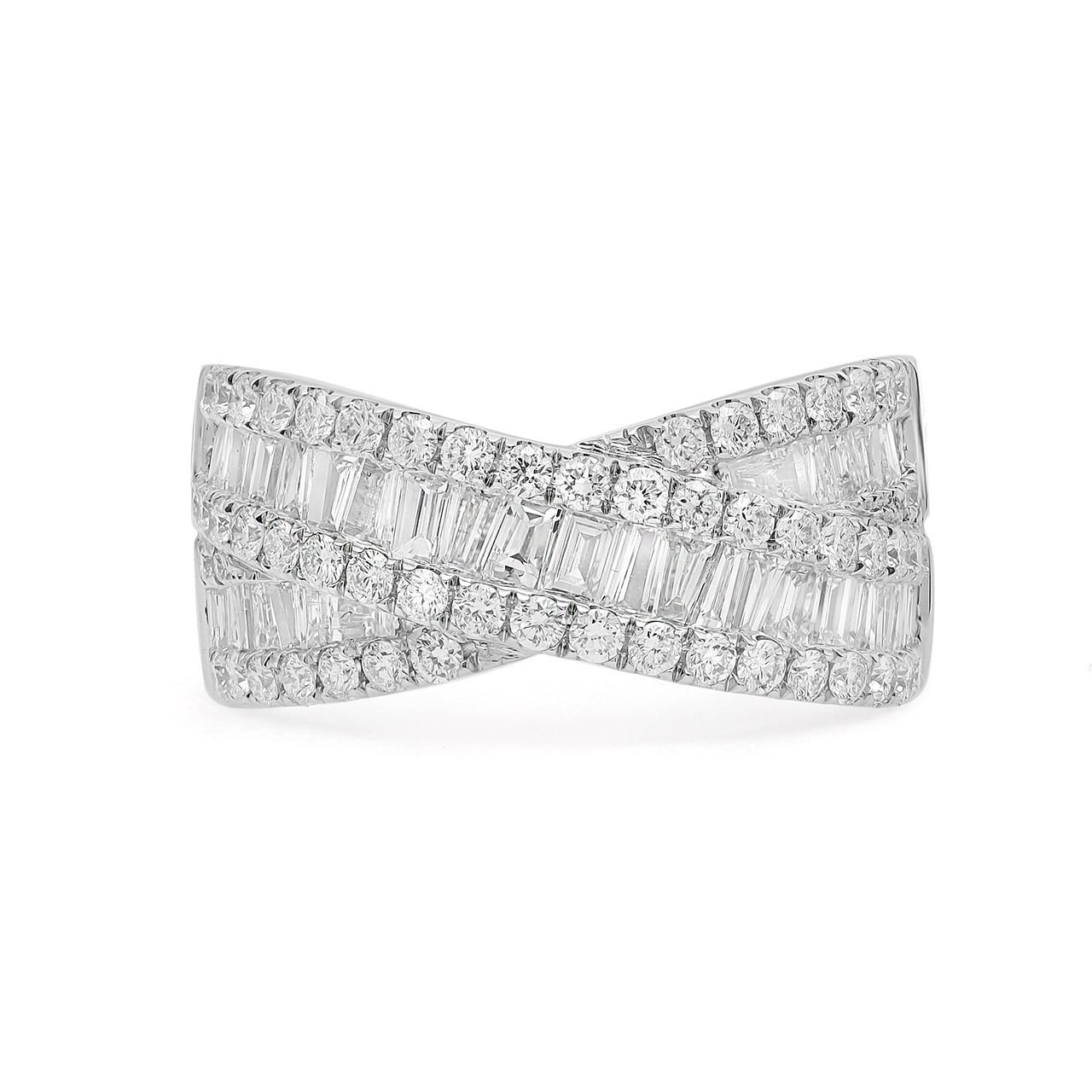 Erhöhen Sie Ihren Stil mit dem atemberaubenden Glanz unseres 2,06 Karat runden und Baguette-Diamanten Crossover Fashion Ring in 18K Weißgold. Dieses bezaubernde Schmuckstück eignet sich für jeden Anlass und wurde entworfen, um Ihre Liebe auf