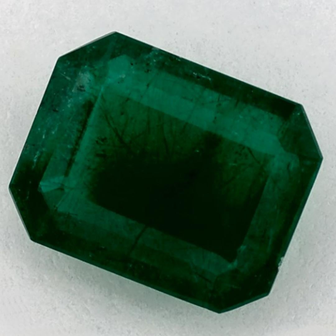 D'un vert éclatant, la pierre de naissance du mois de mai symbolise le renouveau de la croissance printanière. 

Explorez la vibrante collection d'émeraudes, de rubis et de saphirs de notre magasin, disponibles sous forme de pierres précieuses en