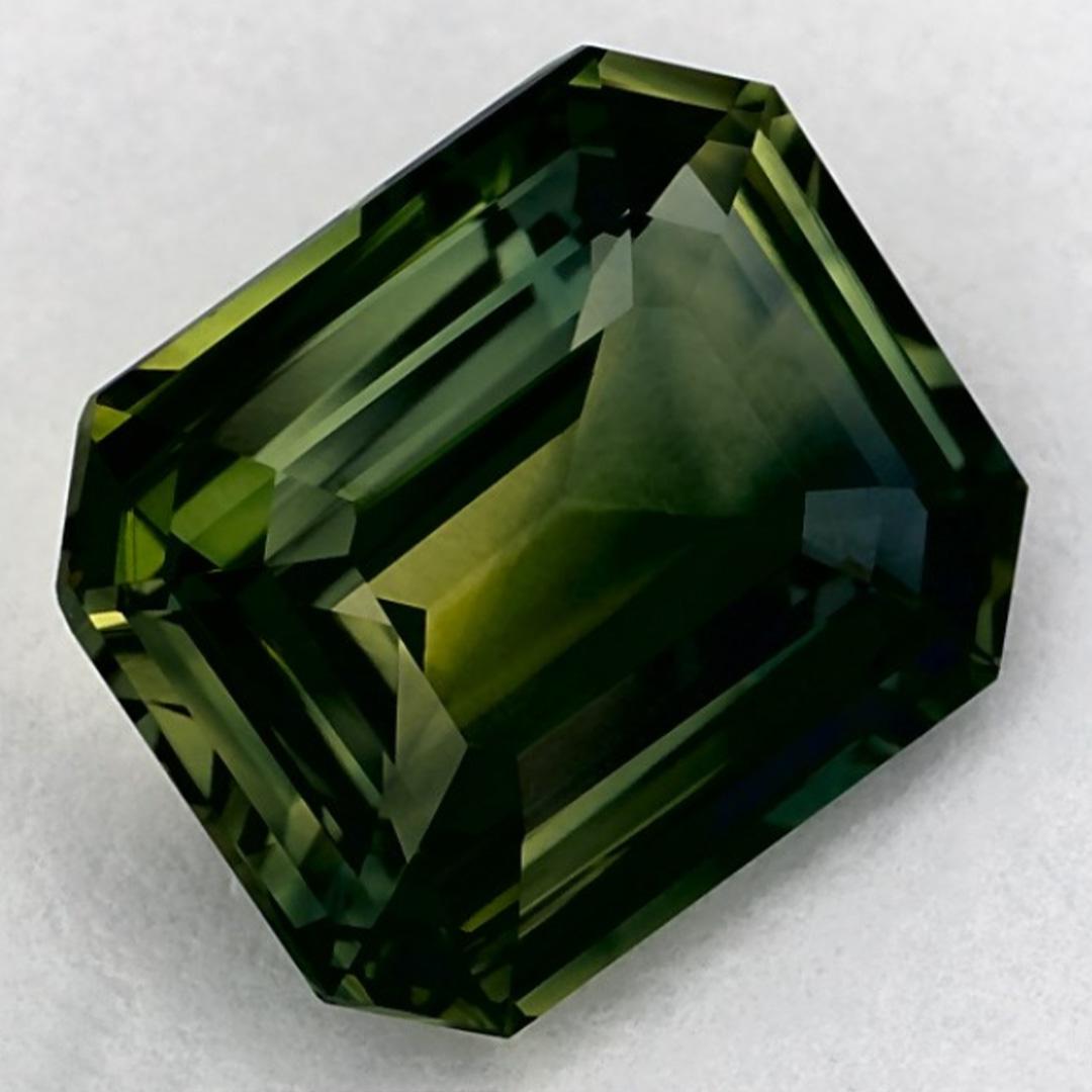 Questo zaffiro verde naturale offre eleganza e raffinatezza. Con la sua ricca saturazione del colore e il taglio preciso, è il centro perfetto per un anello di fidanzamento o un design di gioielli di lusso.

Questo zaffiro proviene dallo Sri Lanka