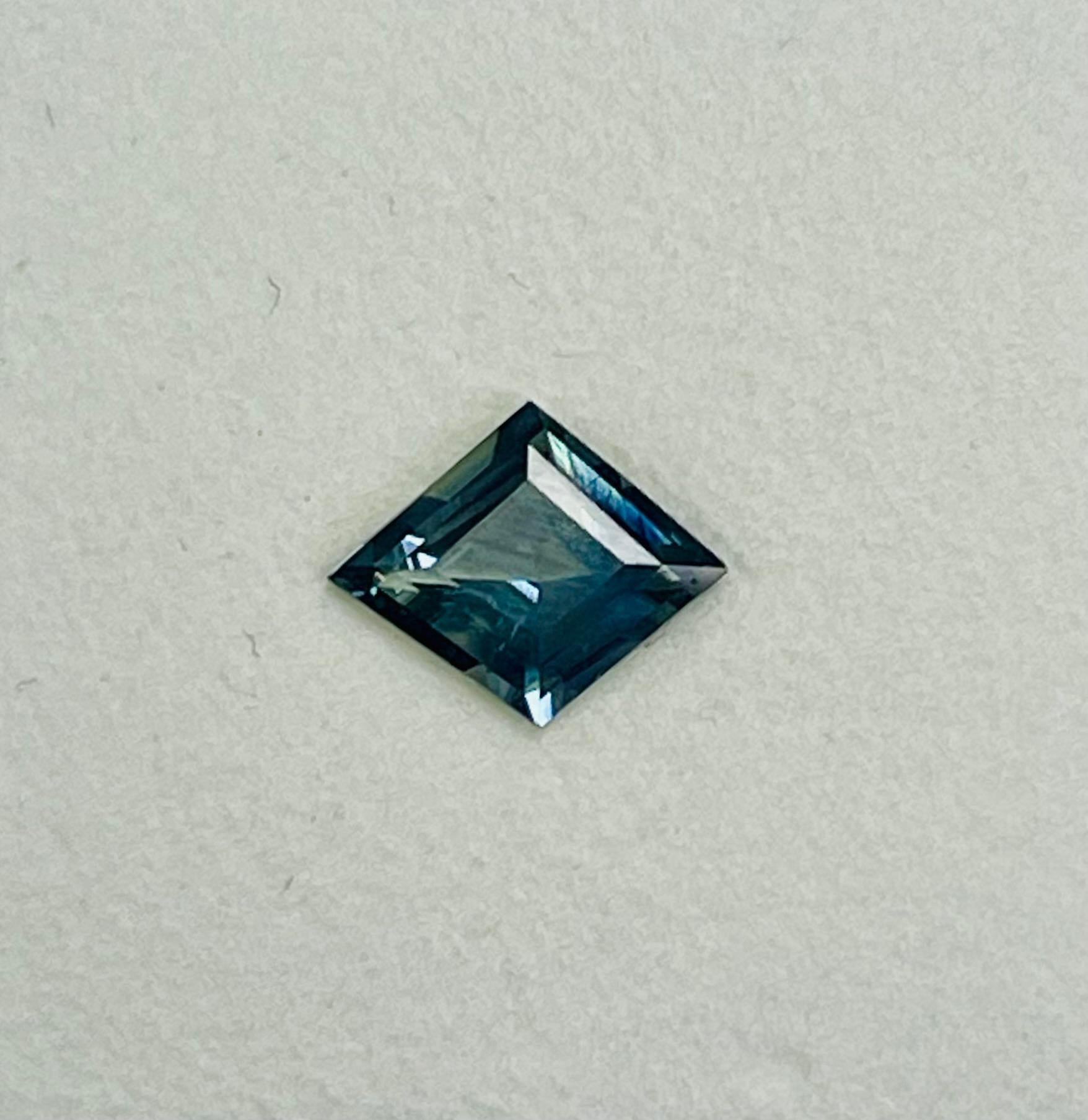 Ce saphir de 2,06 carats en forme de cerf-volant est d'une forme inhabituelle et d'une grande clarté. Il présente également une couleur vert bleuté, que l'on appelle aujourd'hui saphir de couleur sarcelle.