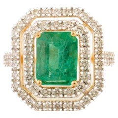 Bague cocktail en or jaune 18 carats, émeraude de Zambie 2,06 carats et double halo de diamants