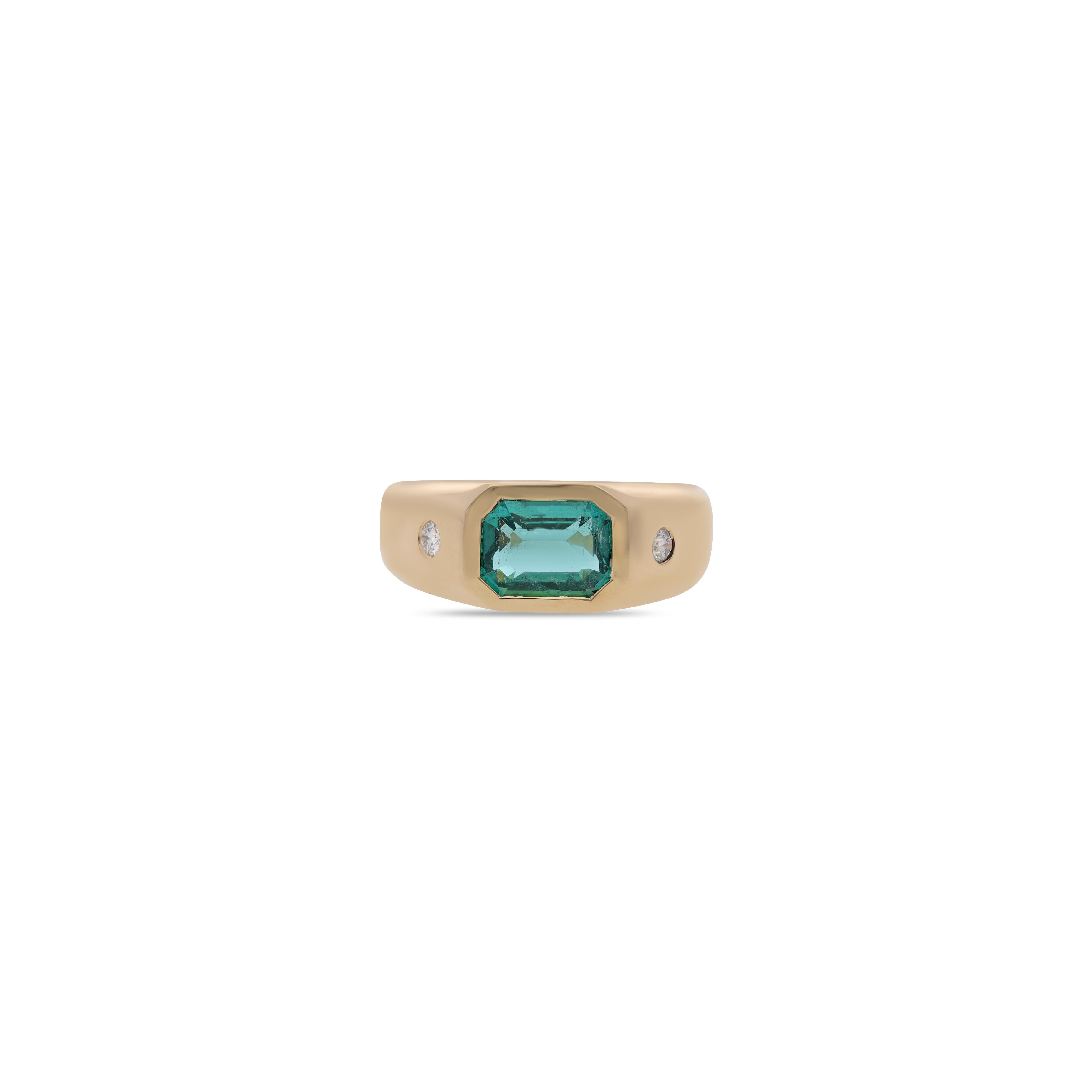 Si tratta di un esclusivo anello con smeraldo da 2,06 carati e diamante da 0,1 carati tempestato di oro giallo da 18 carati  L'intero anello è tempestato d'oro bianco 18k, la misura dell'anello può essere modificata in base alle esigenze, è un