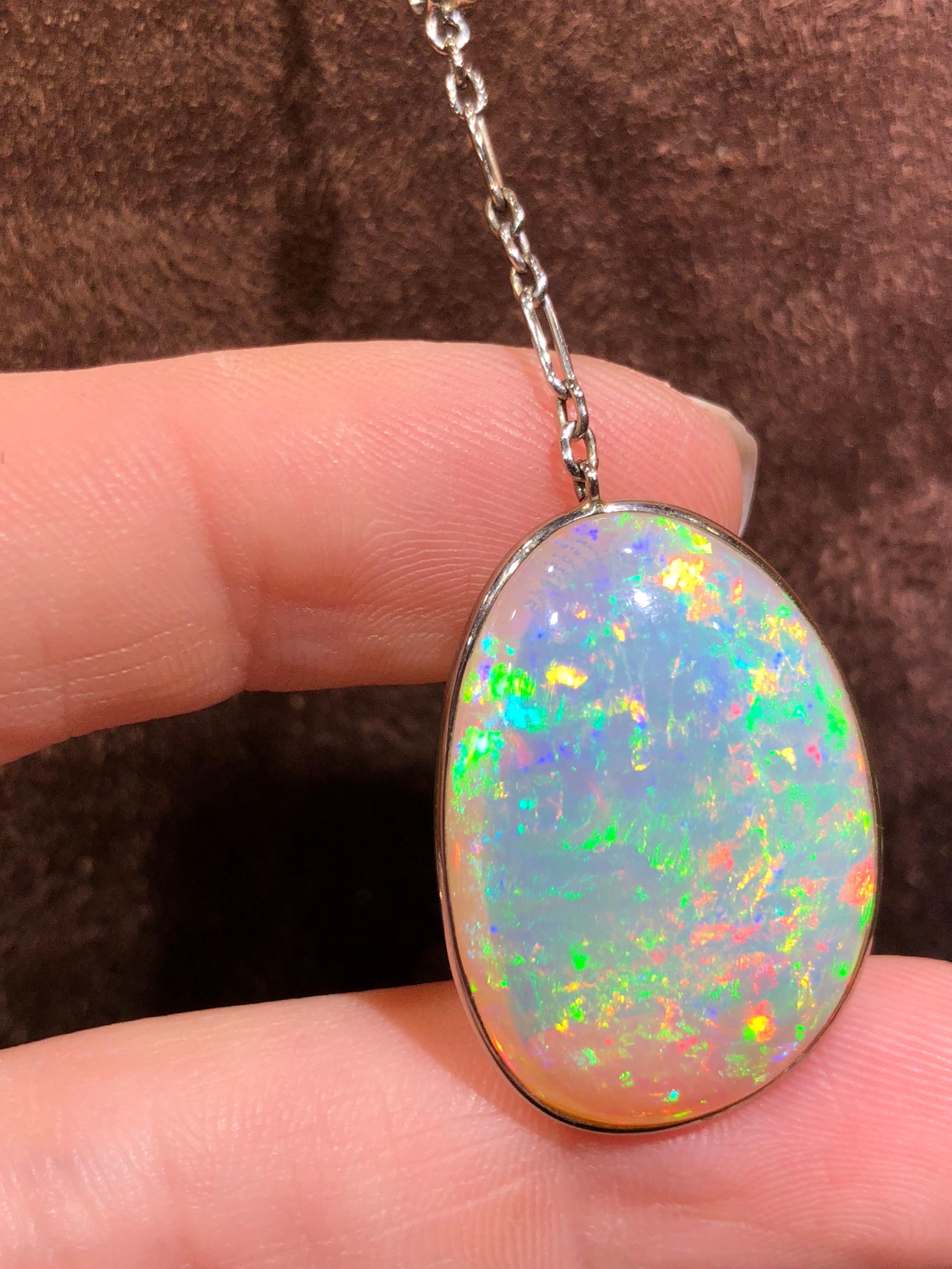 Necklace holding an oval cabochon cut opal of 20,60 carats, mounting in yellow gold, mesh in platinum adorned with brilliant cut diamonds (9,8 grams)