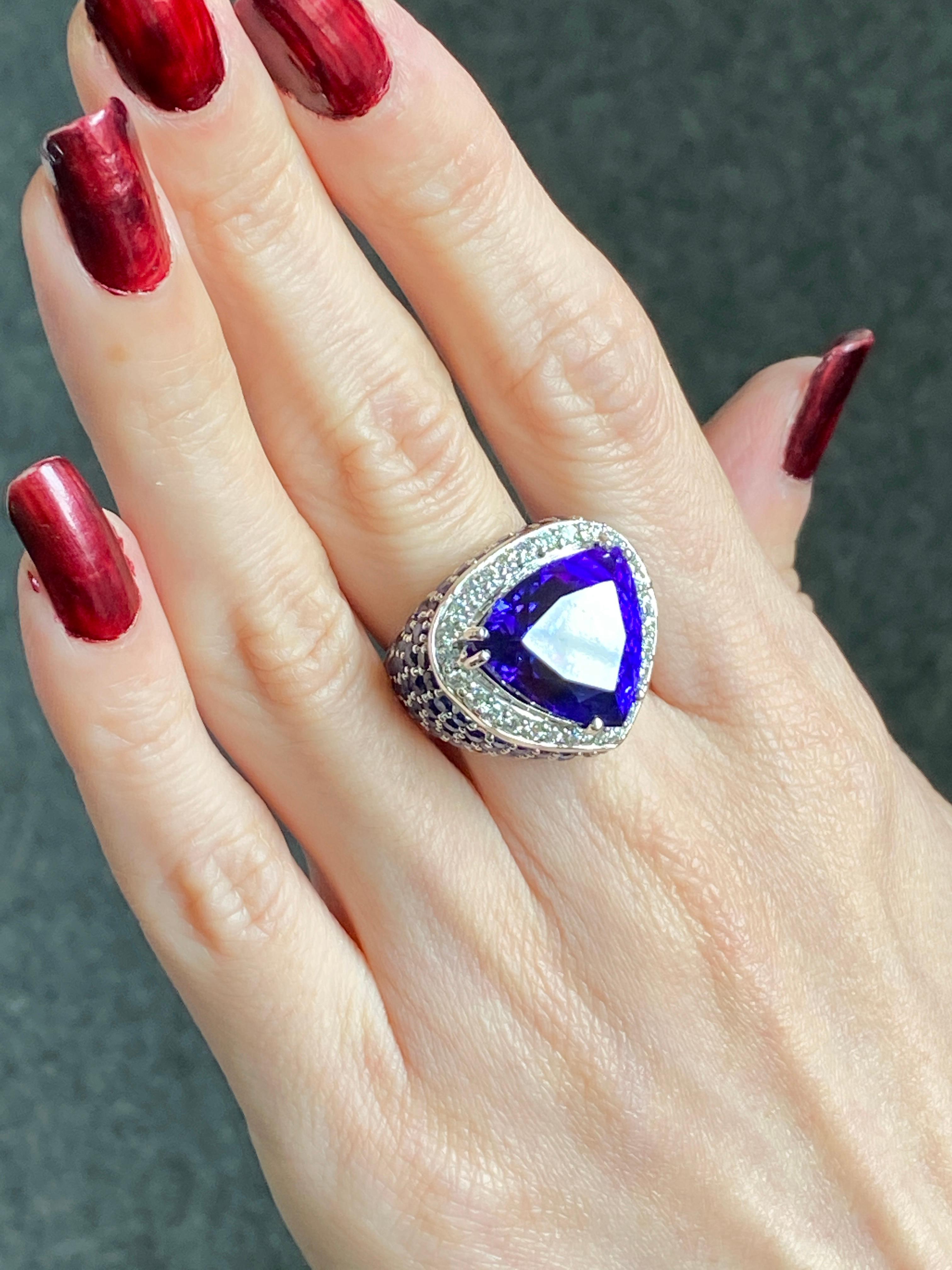 20.60 Carat Tanzanite and Blue Sapphire Cocktail Ring In New Condition For Sale In Bangkok, Thailand