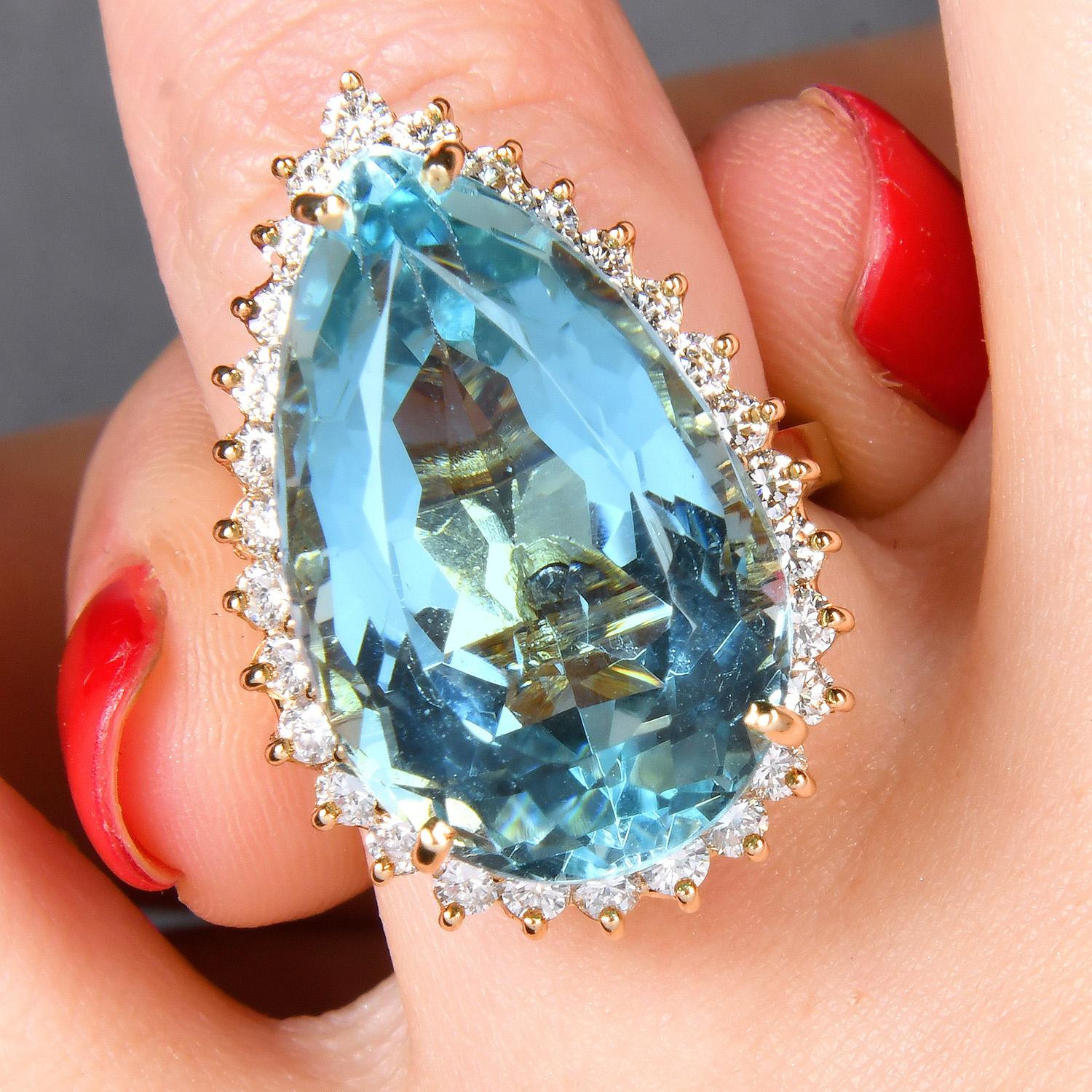 Accattivante e piena di vita, questa squisita combinazione di anello e ciondolo è pensata per abbagliare. Realizzato in ricco oro 14k, il centrotavola presenta una splendida acquamarina a forma di pera, del peso di circa 20,60 carati. Questo