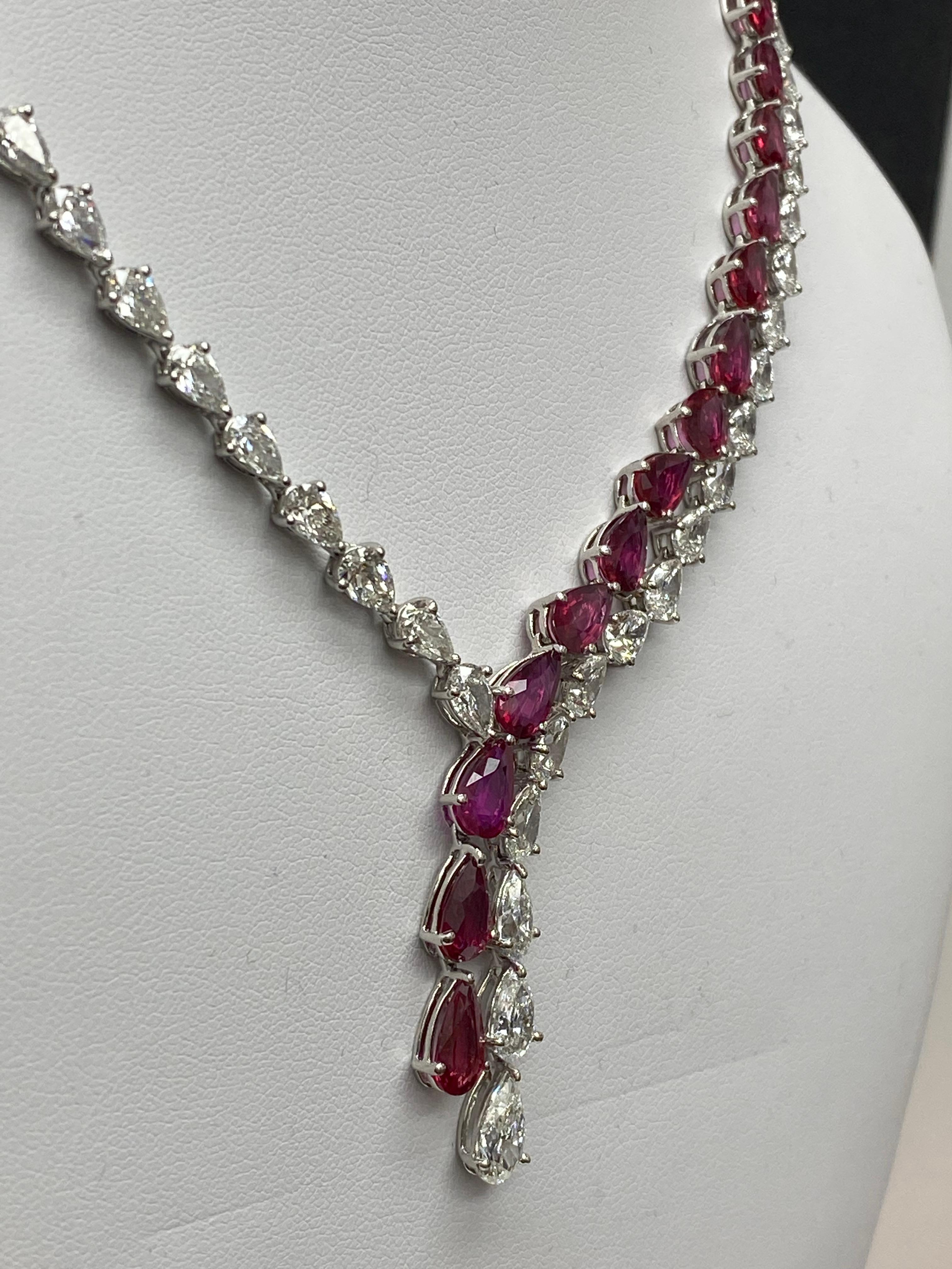 Zertifizierte 20,62 Karat birnenförmige Rubin- und Diamant-Tropfen-Halskette aus Platin (Tropfenschliff) im Angebot