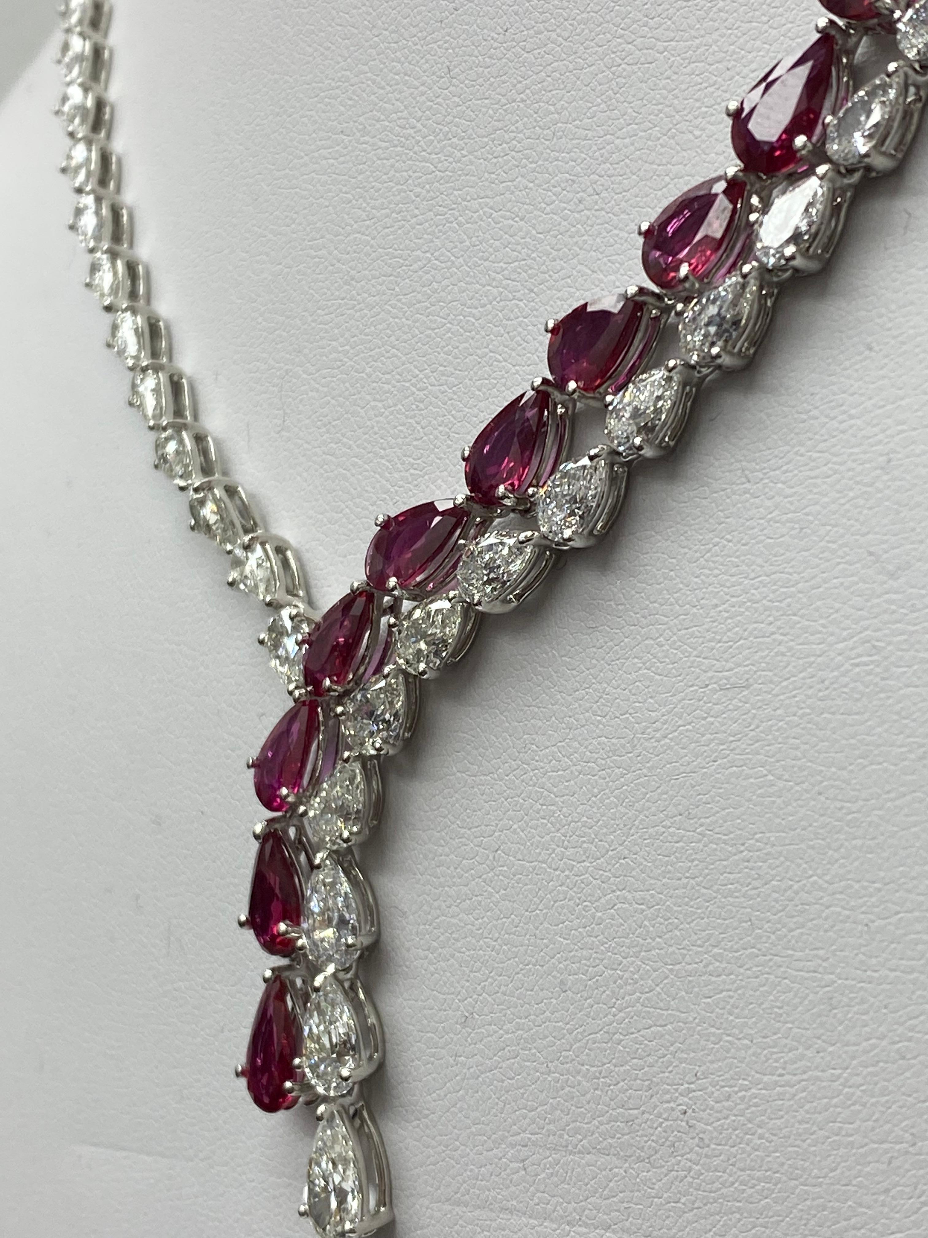 Zertifizierte 20,62 Karat birnenförmige Rubin- und Diamant-Tropfen-Halskette aus Platin im Zustand „Neu“ im Angebot in NEW YORK, NY