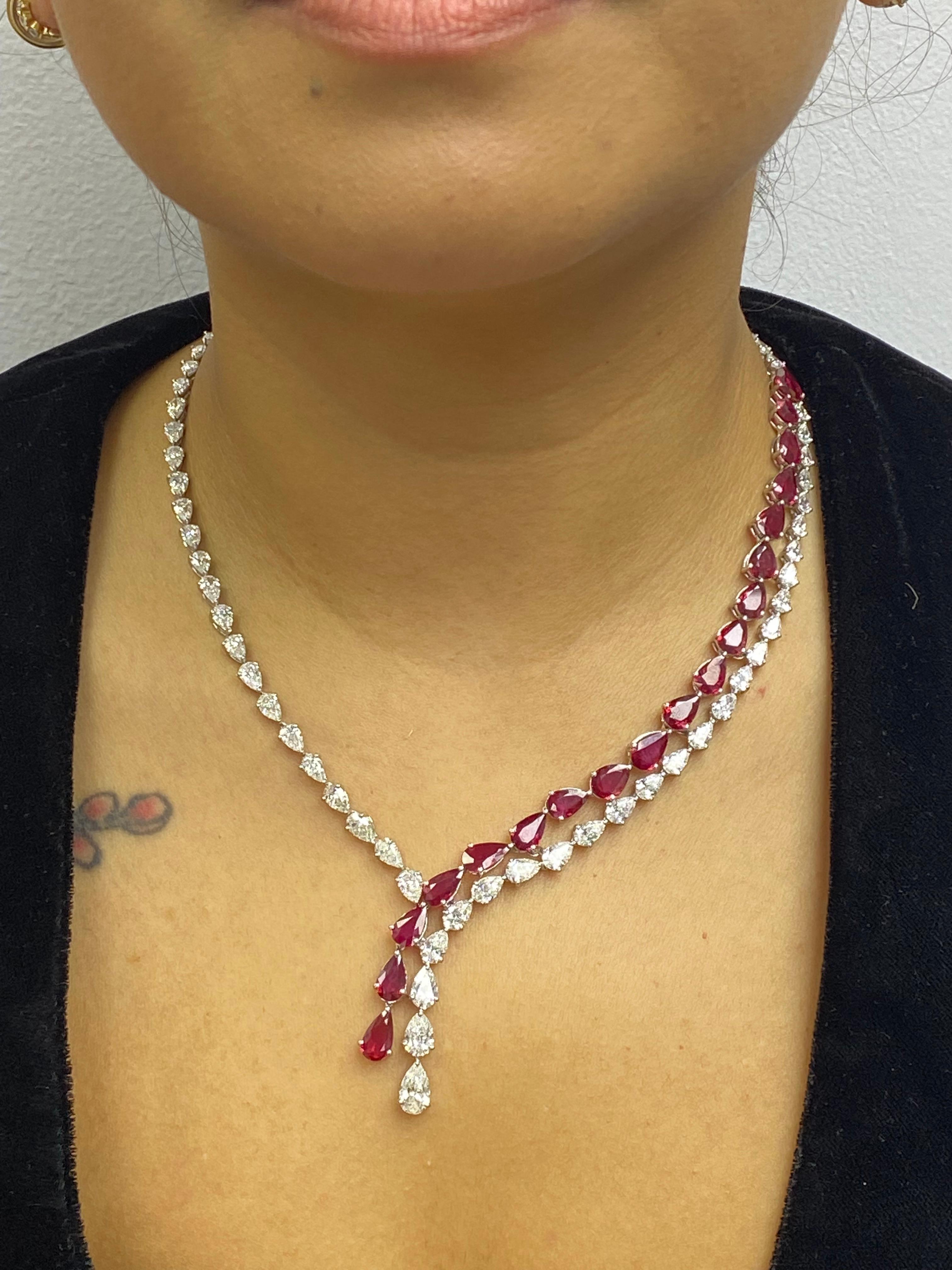 Zertifizierte 20,62 Karat birnenförmige Rubin- und Diamant-Tropfen-Halskette aus Platin im Angebot 3