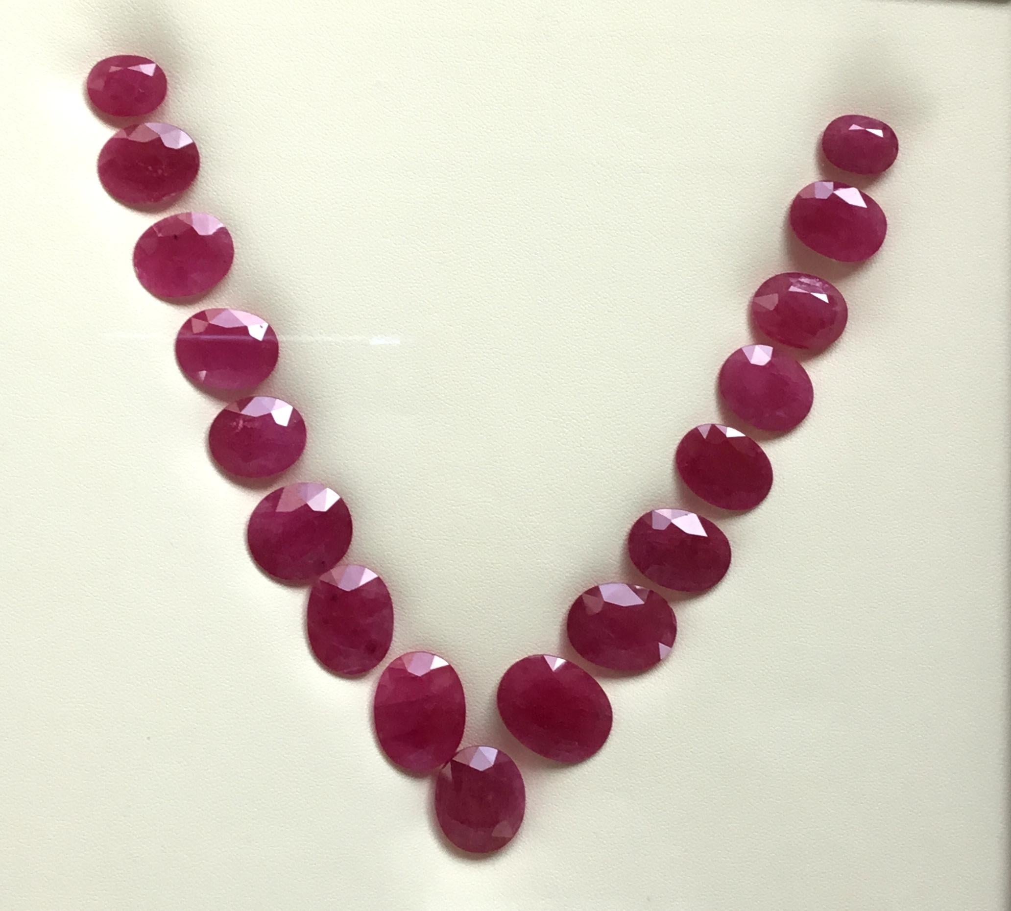 Art déco 206.42 Carats Ruby Mozambique Oval Faceted Cut stone Layout Heated Natural Gem en vente