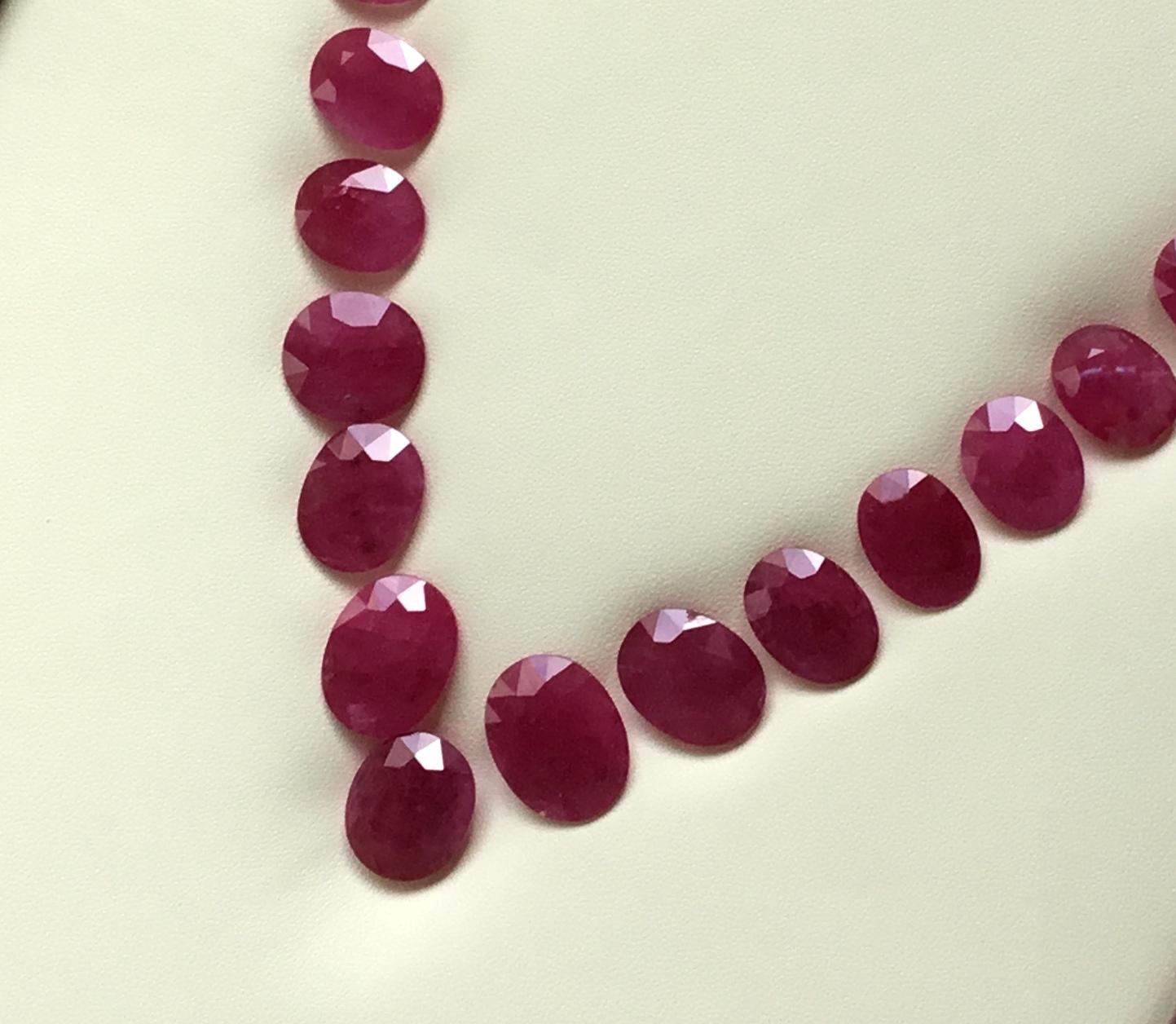 Taille ovale 206.42 Carats Ruby Mozambique Oval Faceted Cut stone Layout Heated Natural Gem en vente
