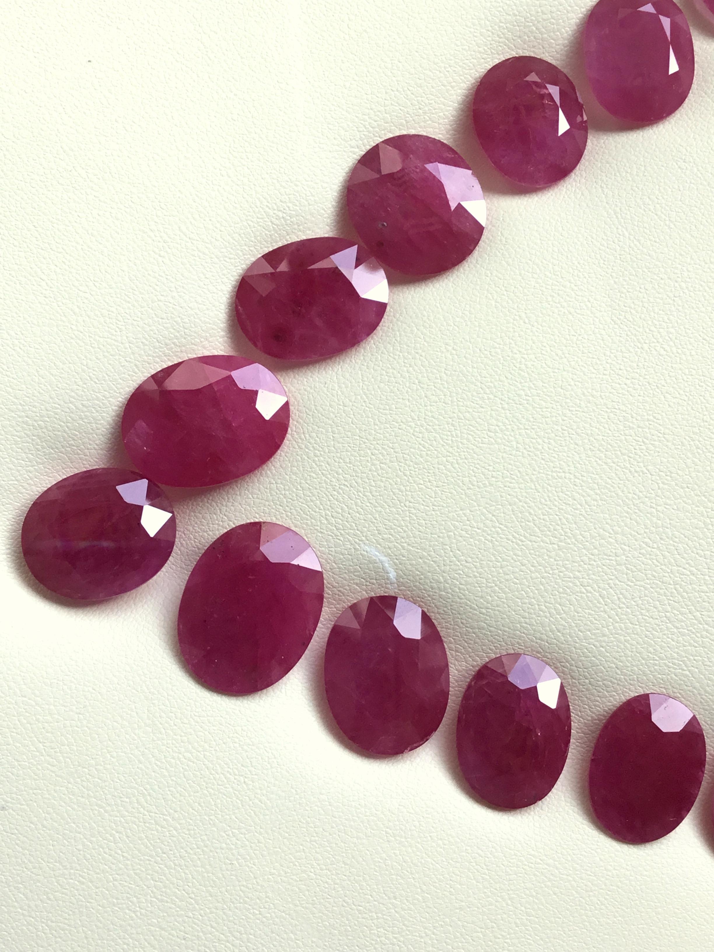 206.42 Carats Ruby Mozambique Oval Faceted Cut stone Layout Heated Natural Gem Unisexe en vente