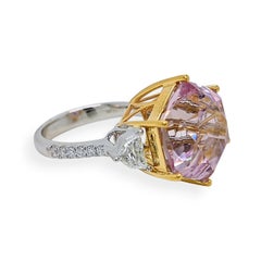 Ring aus Gelb- und Weißgold mit 20.65 Karat Kunzit und Fancy-Diamanten